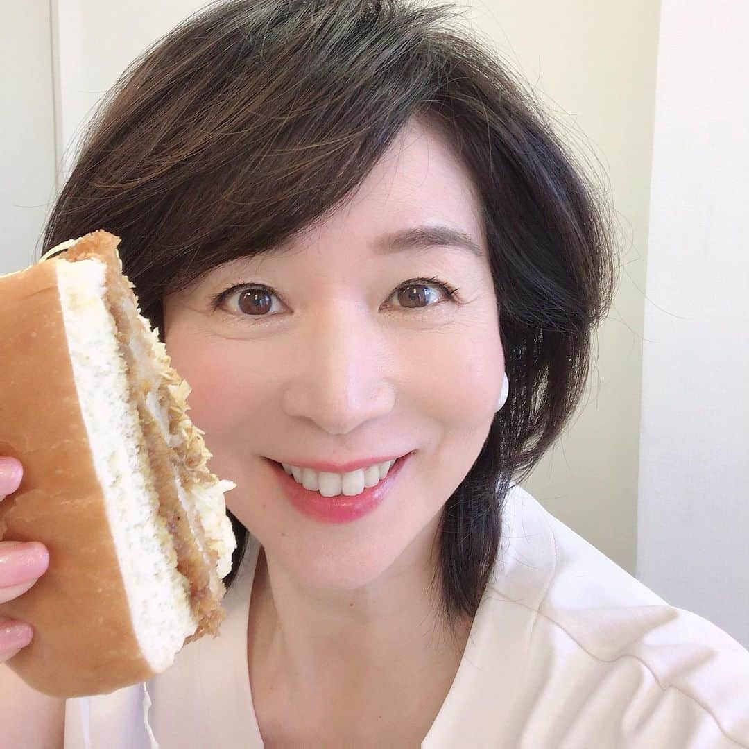 伊藤聡子さんのインスタグラム写真 - (伊藤聡子Instagram)「アップ♪の衣装はHANAE MORI のカットソーとスカートでした😊 もう夏のスタイルですね🐬🏝 差し入れにいただいたのはコメダ珈琲のカツサンド❣️ 顔サイズの大きさ😆 ほんのりカレー味とソースの組み合わせがバッチリでした❣️ #メーテレアップ #hanaemori#コメダ珈琲 #カツサンド#伊藤聡子」4月24日 10時34分 - satokoito73