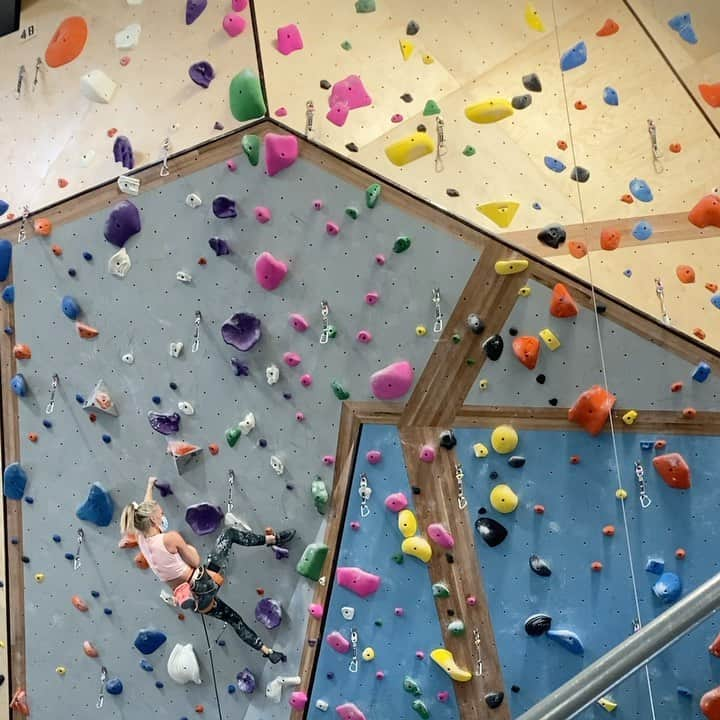 チェルシー・ルーズのインスタグラム：「On the sharp end again @g1climbing  with focus still on getting reacquainted on the wall and building up my shoulder.   Yesterday I saw my PT @theclimbclinic (hands down the best PT I’ve ever worked with) to look at any holes that may exist in my rehab programming. We found them - coordination, speed and some ROM still - so will be addressing these things with some fun drill that I’ll share with you all.」