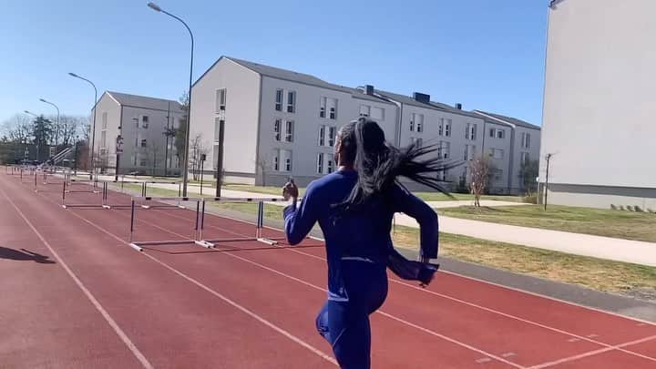 キャロル・ザヒのインスタグラム：「Dernière séance avant de rejoindre le collectif relai 4x100 à Poitiers ✨ ______________________________ 🎥 : @rubentryagain  ______________________________ #Ensemble #Collectif #ChampionnatDuMonde #Relai #FFA #ForeverFaster  #ｆｏｒｅｖｅｒｆａｓｔｅｒ #Puma #pumaathlete #PumaWomen」