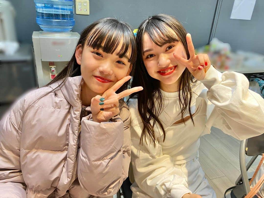 ニコ☆プチのインスタグラム：「✌︎✌︎ tik tokもいい感じ〜〜😘✨なおふたり💃💃 みてねっっ🐰🤍🐰  ☞ matsumotoreiyo ☞ leila.inukai だよーん🥰🎀  #犬飼恋彩 #松本麗世」