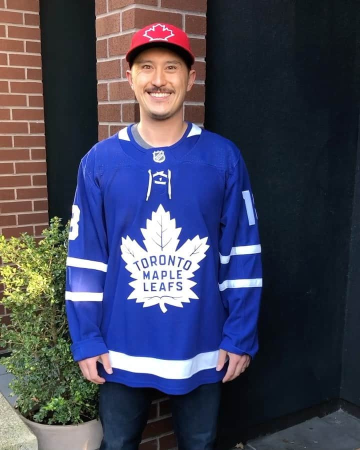 パトリック・チャンのインスタグラム：「Special live stream tomorrow!   @molsoncanadian and @sportsnet are teaming up to stream Hockey Night in Canada in seven different languages.  I’ll be tuning in to the @mapleleafs vs the @nhljets in Cantonese!   @canucks @senators #everyonesgame #ad」