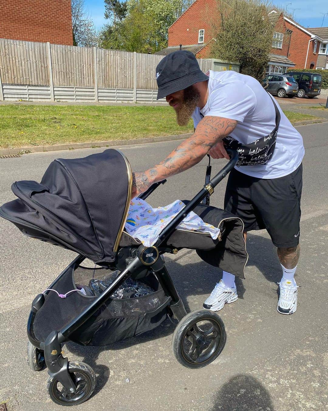 アシュリー・ケインのインスタグラム：「We had our own little adventure today, even if it was just walking up and down the street. It was special! 🥲❤️☀️  I thought we’d make the most of the sun today and have a little walk, as nurses came and told us this morning, to make the most of this weekend as Azaylia is becoming very fragile. 😢  Shortly after these photos were taken Azaylia had a seizure. Her eyes rolled back, she stopped breathing and her body went as stiff as a board. We put her on oxygen straight away and called for the oncall nurses. After a few hours of close observation we managed to settle her. This has happened a few times now, but it never gets any easier. Yet she continues to battle through! 💔  Your determination inspires me. You impress me each and every day. I'm so proud of you. I can't imagine my life without you. I have faith in you. My Champion. My Hero. I love you. ❤️」