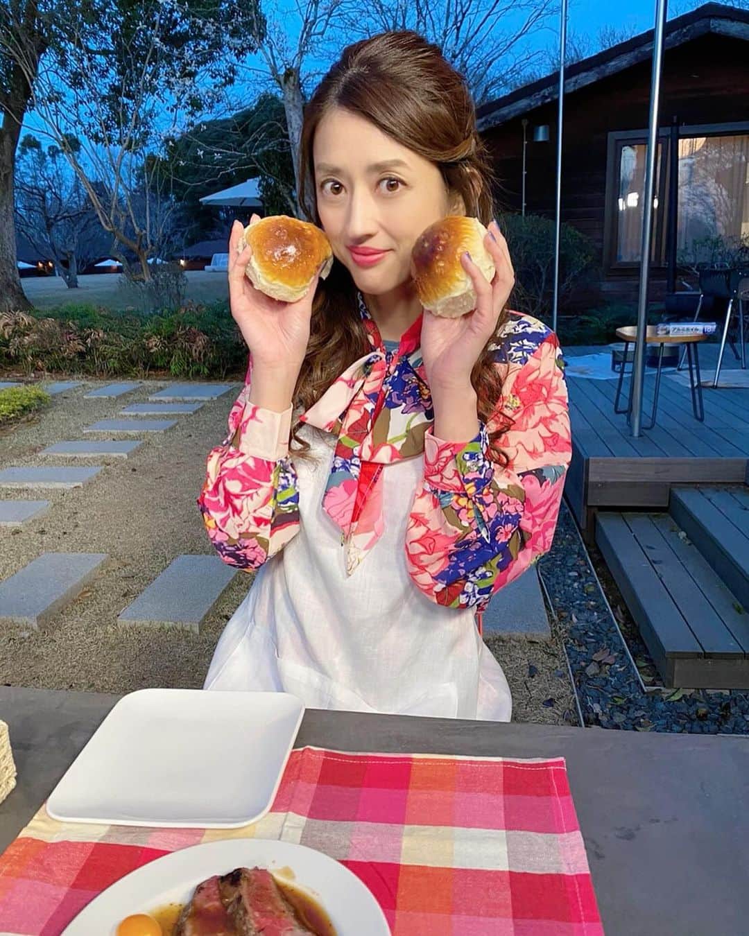 小沢真珠さんのインスタグラム写真 - (小沢真珠Instagram)「「沸騰ワード10」のグランピングで作ったパンが美味し過ぎました！パンはたまに家で作りますが、ダッチオーブンで焼いたパンは格段に美味しかったです。お土産に娘達にも持って帰りましたが、大好評でした♪  この日の衣装は ワンピース @wildlily_daikanyama パンプス @randa_pic でした❤︎  #沸騰ワード10  #グランピング #コストコパーティー #パン作り #ダッチオーブン #ちぎりパン  #あの味が忘れられないw」4月24日 7時26分 - maju_ozawa