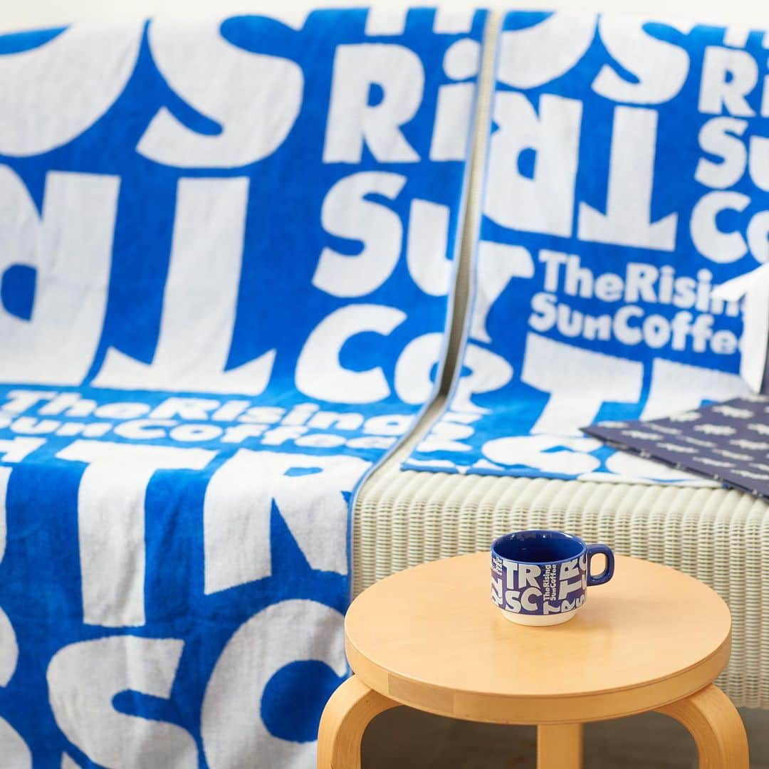 坂口憲二（THE RISING SUN COFFEE）さんのインスタグラム写真 - (坂口憲二（THE RISING SUN COFFEE）Instagram)「◆GOOD MORNING COFFEE‼︎◆  【NEW RELEASE】  TRSC×MYTONE MUG & TOWEL GIFT SET (オリジナルマグ&タオルセット)  TRSC×MYTONEコラボグッズ！  "新生活"をテーマにオリジナルデザインのマグとバスタオル・フェイスタオルセットになります。  MYTONE @mytone_design は様々パターンをモノに落とし込んだホームグッズブランド。TRSCのためにオリジナルデザインを書き下ろしていただきました。  The Rising Sun CoffeeとTRSCのタイポグラフィを組み合わせ、ダイナミックな模様のようにクローズアップしたデザイン。文字を波打つ曲線や揺らぎで形取り、波や海風を表現していただきました。  バスタオル&フェイスタオル、マグカップを不織布ギフトバッグに入れてお届けいたします。新生活を始める全ての人に贈り物としても最適なアイテムになります。  販売は本日8時よりオンラインストアにて開始します！  ＊オリジナル不織布ギフトバッグは単品でも購入可能になります。ギフトラッピングとしてご利用ください。  therisingsuncoffee.com  #coffee #coffeebeans  #coffeeroaster  #coffeelab  #coffeeandsurfing  #coffeetime  #coffeelover  #coffeebreak  #coffeeshop  #coffeestand  #coffeeholic  #coffeehouse  #coffee_inst  #coffeemaker  #coffeeshops  #coffeecoffeecoffee  #coffeenclothes  #coffeeaddict  #coffeeculture  #coffeemorning  #coffeemag #specialitycoffee  #packagedesign  #TRSC」4月24日 7時34分 - therisingsuncoffee