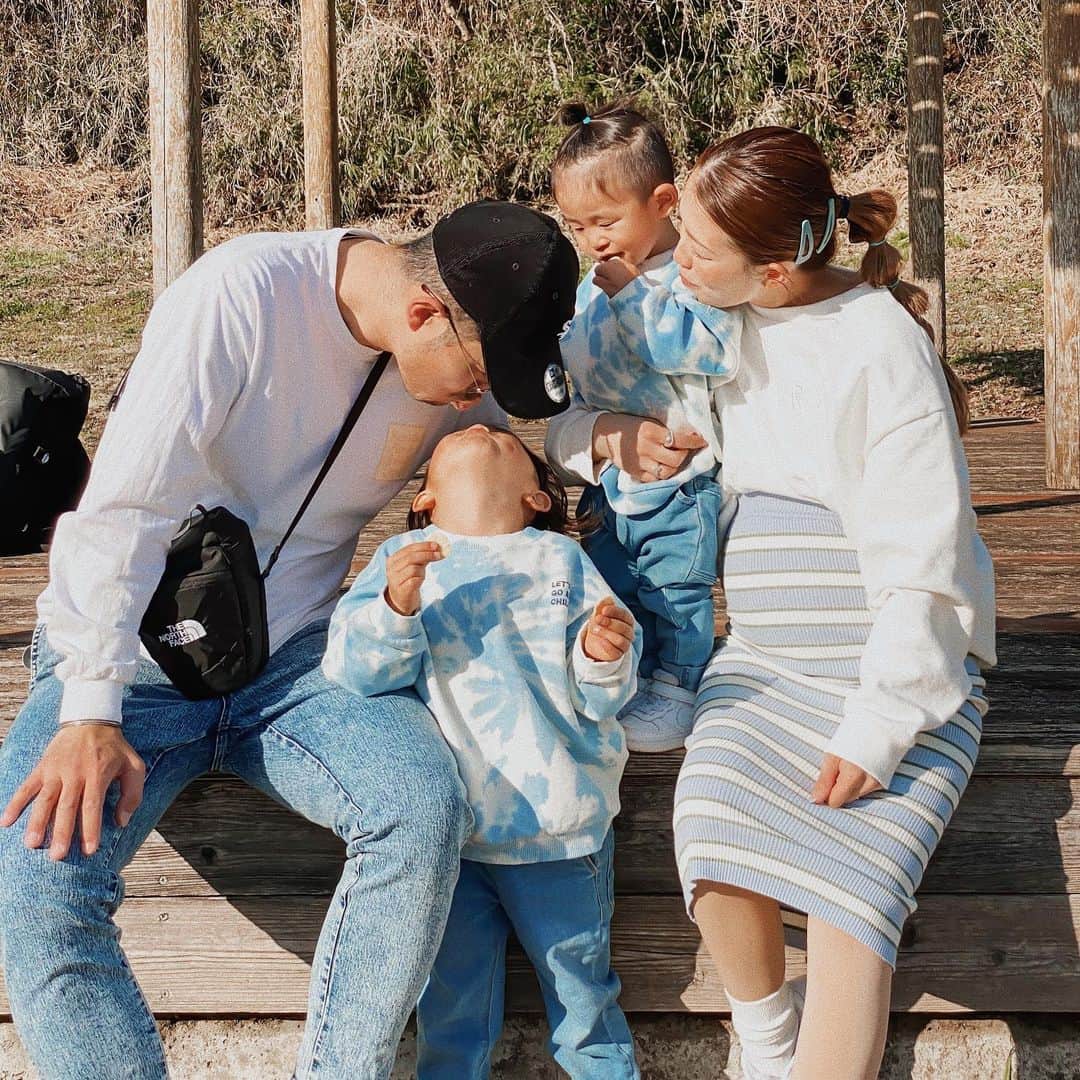 -LIFE IS FUN-さんのインスタグラム写真 - (-LIFE IS FUN-Instagram)「☼ ⋒ ☼ ⋒ ☼ GM 🌼🌈✨ 毎日喧嘩ばかりだけど👦🏽👦🏽 何だかんだ相思相愛🤭💕 身体が思うように動かない日々だけど🤰🏽 あと、1ヶ月だぁ、、、😳💭 今日も楽しもうぅううー！！🦋 #family #familyphoto #maternity」4月24日 8時06分 - kiyoko1207