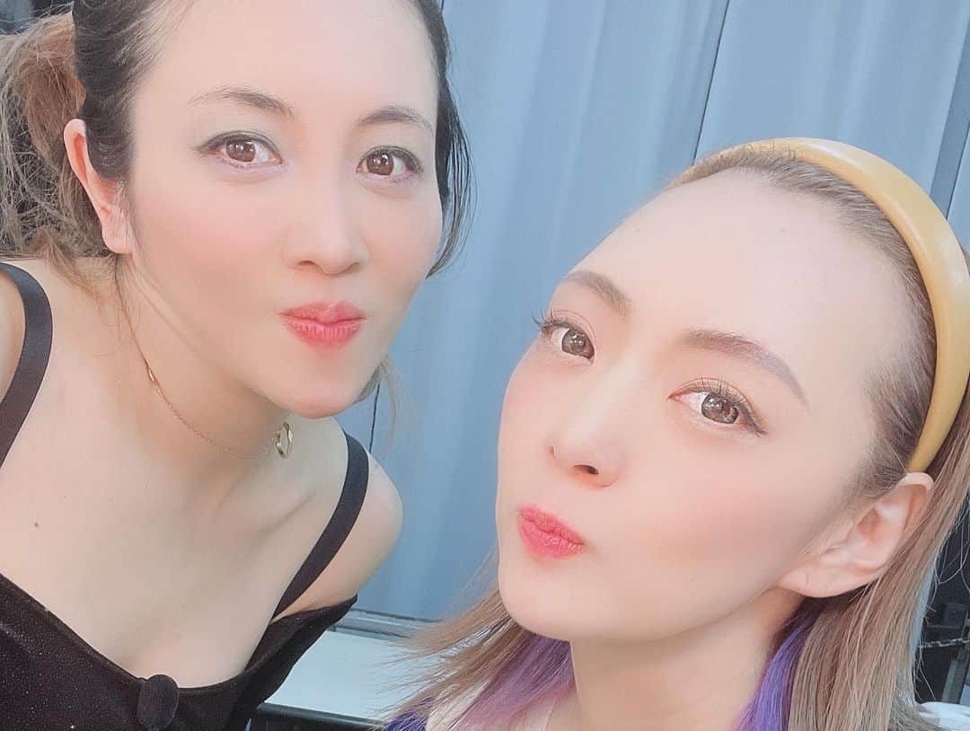 みかんさんのインスタグラム写真 - (みかんInstagram)「"てんやわんや"とはまさにこの事🤣 良かったら見てください💦 告知忘れるところでした😭 4月24日(土) 14:00〜15:00 THE百王【ひゃくおう】 ★超人スゴ技100秒パフォーマンス大連発SP★ミラクルとタッグを組んで挑みました👭 見応えはバッチリだと思います🤣 多分…🤣 沢山、ヅラ持ってて良かったわ✌️ 持つべきものは小道具やで🌷 #THE百王 #スゴ技 #ミラクルひかる #めちゃおもろかったな #またまた新たな技」4月24日 8時22分 - mikan02241984