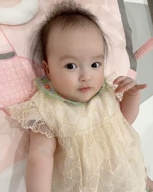 アレクサンダーのインスタグラム：「GUCCIのドレス👗 可愛い  #baby #gucci」