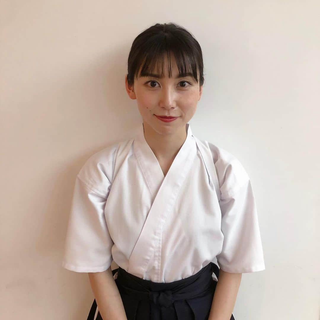 杉野真実のインスタグラム：「念願叶いまして、 書道パフォーマンスをTVで披露させて頂きます！ 4月25日(日)11:45〜12:45 日本テレビ系列関東ローカル #スクール革命   書道と絵を融合させる✨書道アーティストの #原愛梨さん　@airi_hara1002 に 美文字のコツを教えていただきました☺️✨  ちょっとした工夫で、字は美しくなるのです！ おうち時間のお供に、是非ご覧下さい☺️✨✏️✒️ #書道　#美文字　#ペン字   パフォーマンス前の一枚🔥 道着に袖を通し、袴を着て、 襷をキュッとしめると、、途端に緊張し、、 上手に笑えない。。🤣思い出に🤣」