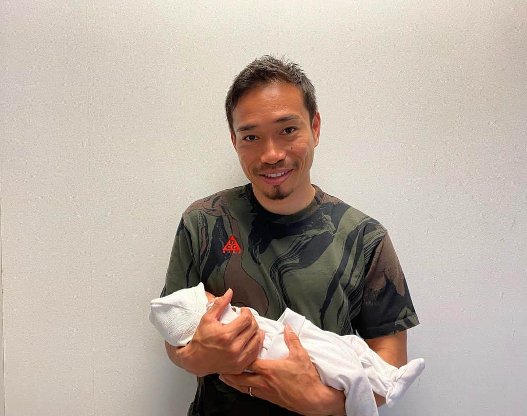 長友佑都のインスタグラム：「ご報告 4月22日に第三子、元気な男の子が誕生しました👶 コロナ禍、異国の地で頑張って産んでくれた妻に大きな感謝と尊敬の念を抱きます。 長男はイタリア(ミラノ)、次男トルコ(イスタンブール)、三男フランス(マルセイユ)国籍豊かです😆 頑張って産まれてきてくれた三男くんありがとう！ コロナ禍で大変な状況の中たくさんの方にサポート頂きました。 心から感謝致します。 これから長友三兄弟の父、夫として責任を持ち、家族を守っていきます！ 引き続き長友家をよろしくお願い致します！ #撮影時だけマスク外してます  #昨日の試合勝利で祝えたことがとてつもなく嬉しい #ゴール狙ったけど思いきり吹かした #はずかしかった笑」