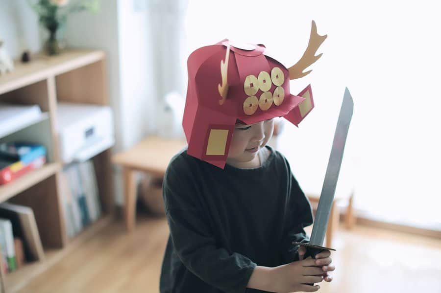 きなこのインスタグラム：「息子ご所望の兜と刀を画用紙とダンボールで作ってみました⚔ 6歳の誕生日にはシルバニアファミリーが欲しい！と言うほど可愛いもの好きだけど、同じくらいかっこいいものも大好きな息子。お店でキラッキラの五月人形を見るたび、「かっこいい〜♡」と目を輝かせています。我が家には兜飾りがないので、画用紙で手作りしてみました。それはそれは大喜びしてくれて、毎朝登園前に兜をかぶっては「これで行く〜！」と張り切ってます😂  色やデザインを変えることで、好きな武将やキャラクターのアイテムにアレンジすることができますよ♩ ▶︎作り方をブログでまとめてます🙌 → @kinako_710」