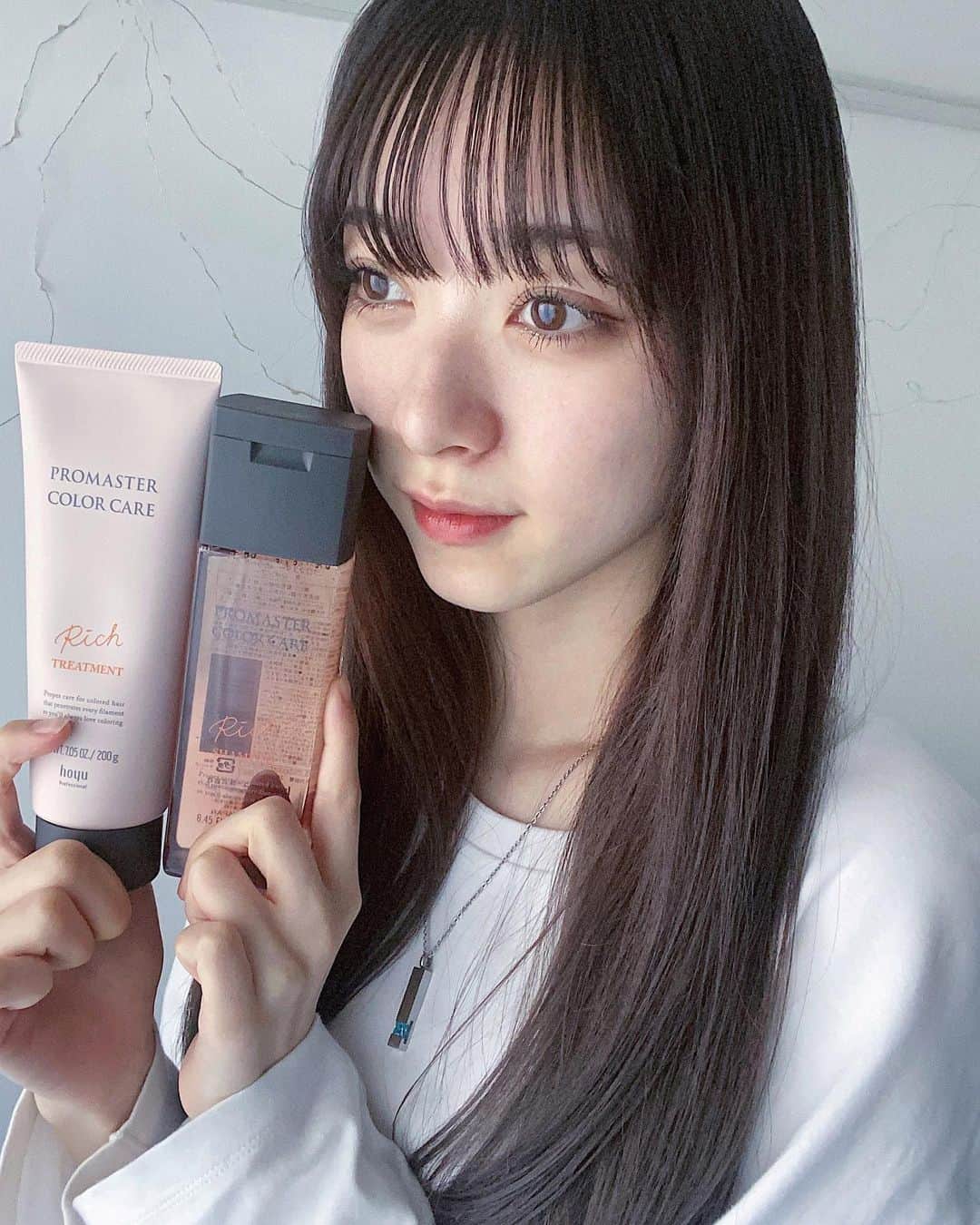 夏目璃乃のインスタグラム：「・ ・ 最近使い始めたの🧼 ・ カラーしすぎて傷んでたのに1回目でもうめっちゃまとまって柔らかくなったの！⸜❤︎⸝‍ ・ ・ #夏目璃乃 #rinonatsume #181cm #ノーマルカメラ #04  #シャンプー #トリートメント #ヘアケア #ホーユー #model #hair #긴머리  #트리트먼트  #머리스타그램  #뷰티스타그램  #좋아요」