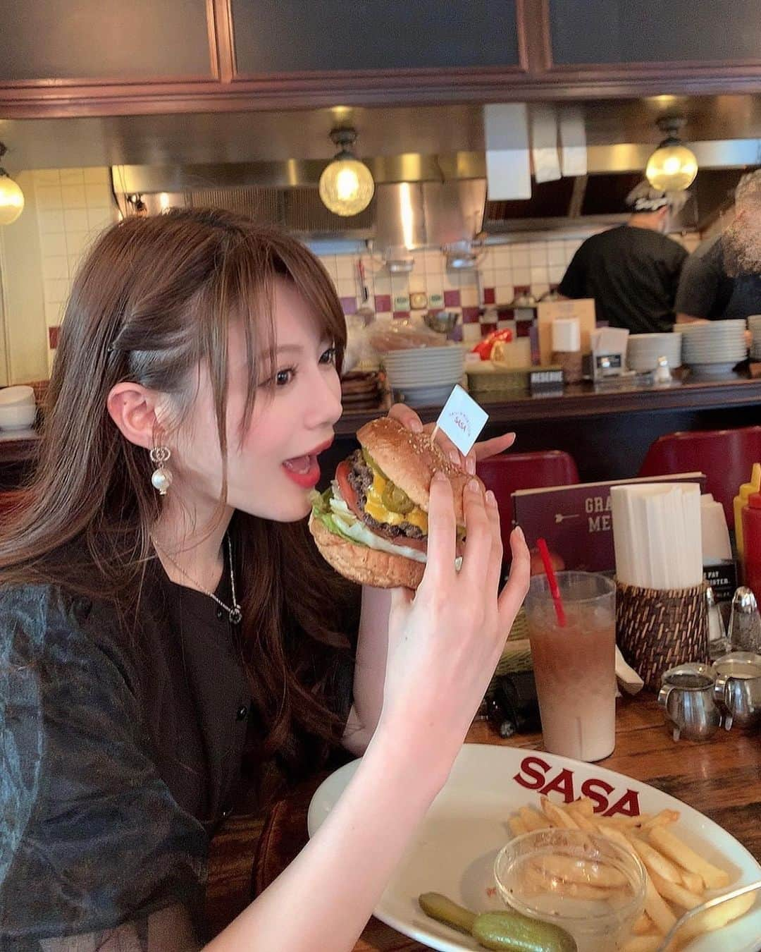 相沢みなみさんのインスタグラム写真 - (相沢みなみInstagram)「イベント後飯は @grillburgerclubsasa 🍔にて #ダブルチーズバーガー 🧀✨ この前テイクアウトで頂いてとても美味しかったのでお店へ行ってきました❤︎ 出来立ては更に美味しかった🤤 . と、デザートに @candy_apple_369 へ🍎✨ 何度か食べた事があってどれも美味しいの❤︎ 今日はプレートときな粉にした✨ . 大満足🥰 . #grillburgerclubsasa  #candyapple  . #相沢みなみ  #幸せからの幸せ」4月24日 18時51分 - epoint2016