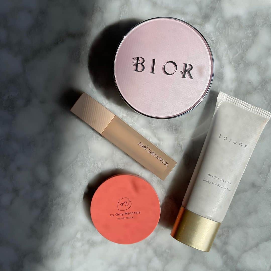 ひよんのインスタグラム：「👶✨ ㅤㅤㅤㅤㅤㅤㅤㅤㅤㅤㅤㅤㅤ 最近の推しベースメイクアイテム👏💓 ㅤㅤㅤㅤㅤㅤㅤㅤㅤㅤㅤㅤㅤ ● @bior_organics  #リキッドパウダーエアレスクッションオーガニックアクア美容液ファンデーション 002S  ● @toonecosmetics  #シルキーuvプロテクター   ● @onlyminerals  #ミネラルグロウスムーザー 01  ● @jungsaemmool11  #スキンヌードコンシーラー フェアライト ㅤㅤㅤㅤㅤㅤㅤㅤㅤㅤㅤㅤㅤ 自然な仕上がりだけど、 ヨレにくいし毛穴とかも隠れる☺️💓 カバー！ってよりは、ナチュラル感強めだけど🤭❣️ ㅤㅤㅤㅤㅤㅤㅤㅤㅤㅤㅤㅤㅤ #ひよん #ひよんメイク」