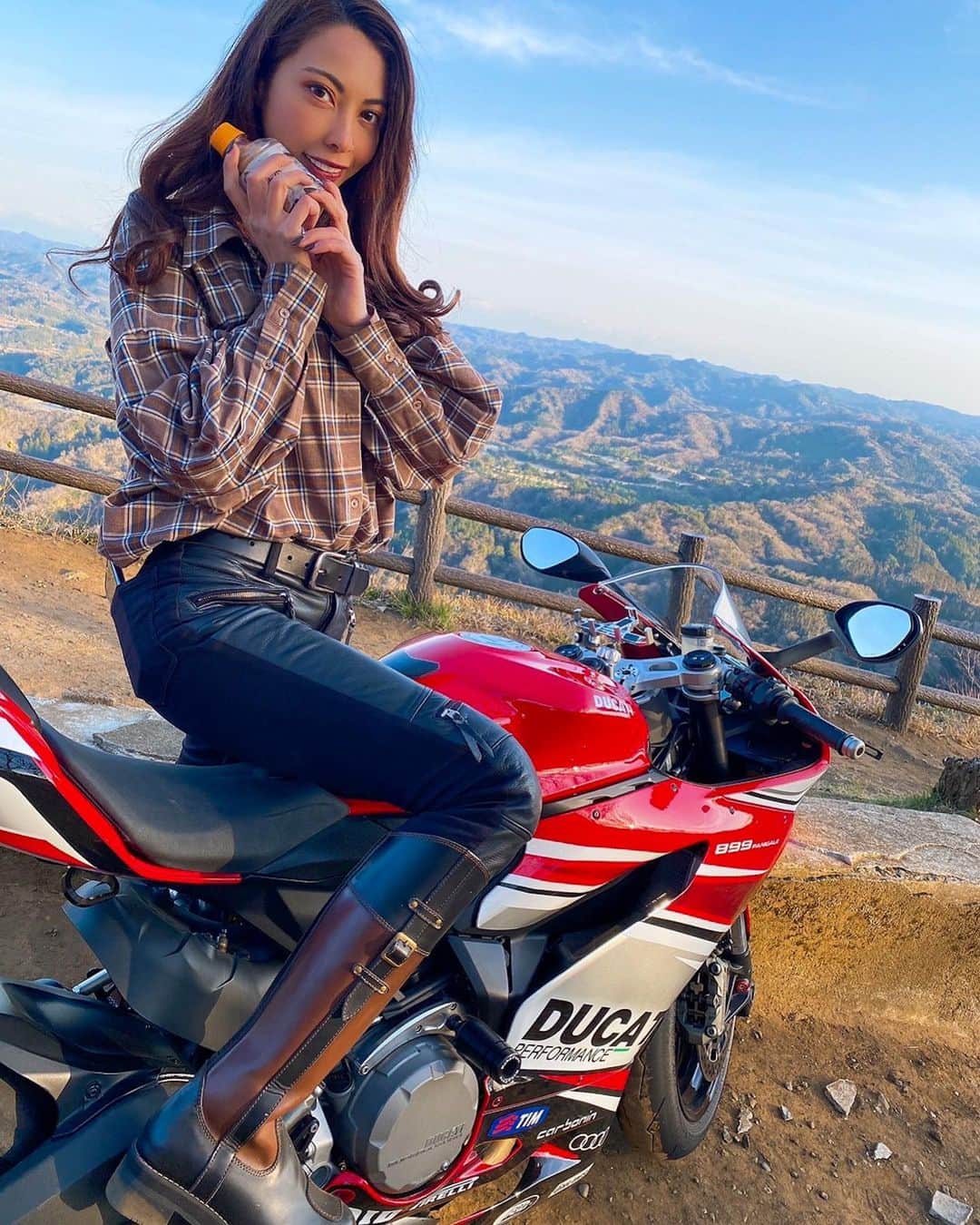 CAMIRAのインスタグラム：「綺麗な空気！🤍綺麗な景色！文句なし☺️  #bikegirl#motorcycle#bikelife#bike#ducati#panigale#superbikes#バイク女子#バイクのある生活#バイクのある景色#バイク写真部#ワイルドウィング#バイク用ブーツ」