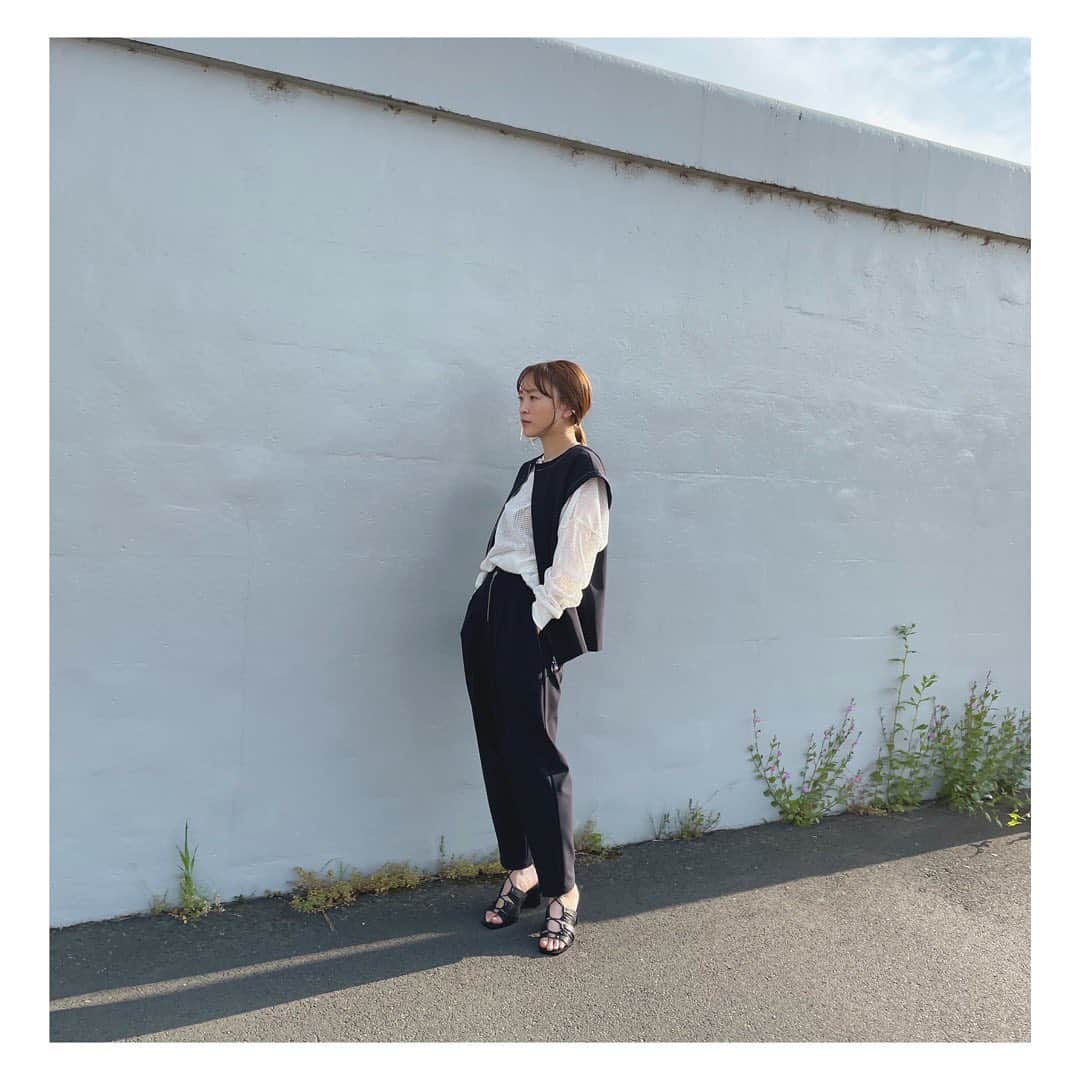 野尻美穂のインスタグラム：「久しぶりにヒールもいいね〜👌 このセットアップはストレッチ効いてて着やすいよ〜😚 この洋服も水着の上から着てもすーぐ乾いてくれるよ！ 夏の汗にも強い👏 #眼鏡ありなしw #untishold  #wai_ships」