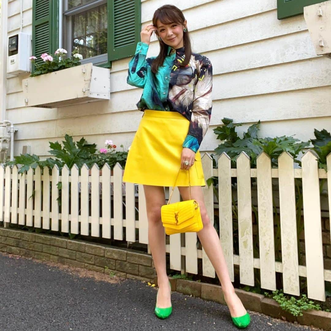 金山睦さんのインスタグラム写真 - (金山睦Instagram)「先日のコーデ💚💛 急いでるときは、この黄色のレザーのスカートを履いておけば、大体許容範囲のコーディネートになる😂👍 シャツブラウス ❎ミニスカのコーデ最近してなかったけど、私の鉄板コーデです😁 今回　#脱いでみた　の投稿してないけど、次の次の投稿は水着載せるから、フォロワーさん減らないでね🥺🙏w 最近出不精でお洒落もメイクもしてなくて、投稿が4日に1度くらいが続いてたら、気付けば1000人くらい減ってた😱😱w  #脱いでみた #ootd #ootdfashion #fashion #fashiongram #fashionstyle #mercari #fashionlover #gravure #lingerie #ファッション　#コーデ　#メルカリ　#メルカリコーデ #メルカリ大好き　#これがこう　#グラビア　#グラドル　#ランジェリー　#私物下着」4月24日 19時36分 - kanayama_chika