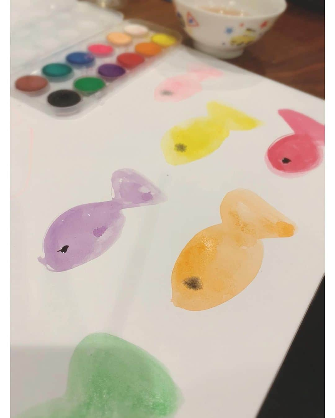 佐々木希さんのインスタグラム写真 - (佐々木希Instagram)「100均の水彩絵の具で お絵描き🎨 釣りも手作りで、よく魚釣ってます🎣」4月24日 19時47分 - nozomisasaki_official