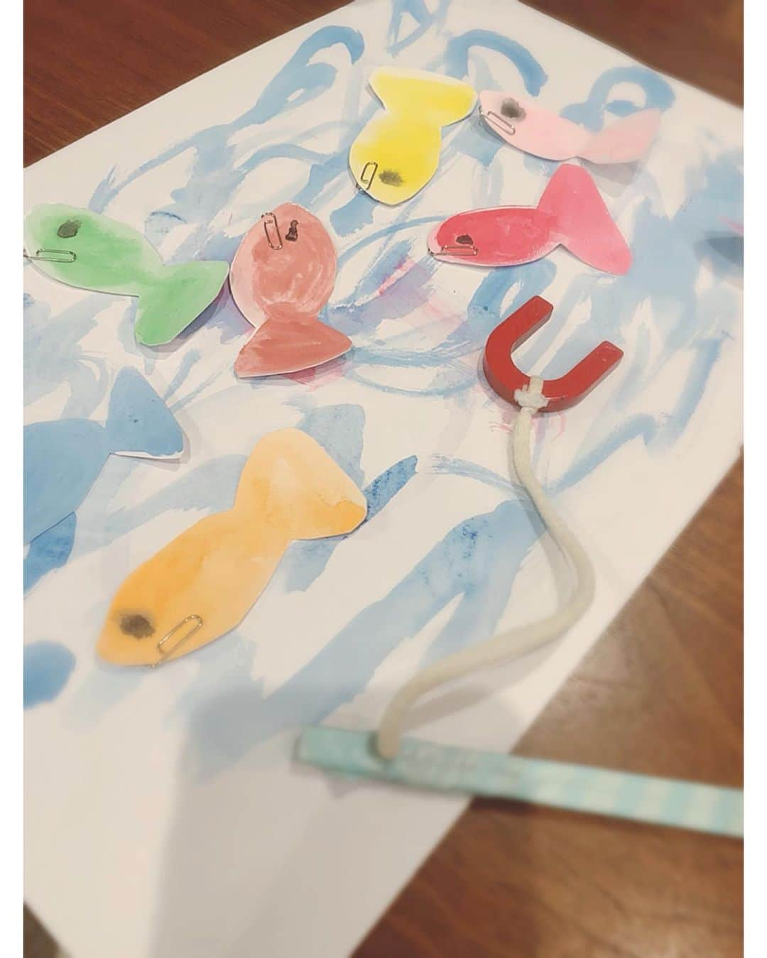 佐々木希さんのインスタグラム写真 - (佐々木希Instagram)「100均の水彩絵の具で お絵描き🎨 釣りも手作りで、よく魚釣ってます🎣」4月24日 19時47分 - nozomisasaki_official