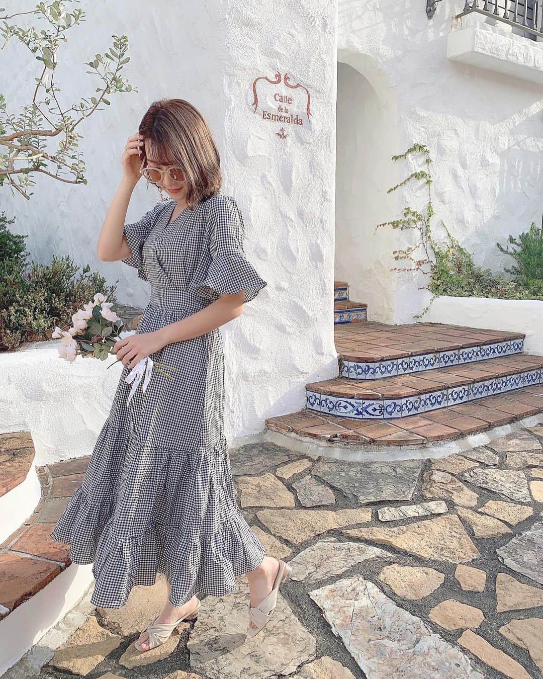 高辻千夏のインスタグラム：「ℳ𝒶𝓎𝓇ℯℯ × 𝒞𝒽𝒾𝓃𝒶﻿ ﻿ ﻿ 遂に明日発売！💐﻿ ﻿ 今回のコラボ商品の中でも、﻿ ワンピースは、シルエットが本当に綺麗！🥺✨﻿ ﻿ ﻿ ウエスト位置が高めで、低身長の方でもスタイルアップして着れる着丈になってます❤︎ (私で160cm)﻿ ﻿ ﻿ そして気になる二の腕部分も、しっかりカバー◎﻿ ﻿ ﻿ ウエストはゴムなので、﻿ 着脱も楽ちんですよん☺️💕﻿  ﻿ ﻿ ﻿ 𝕡𝕣𝕚𝕔𝕖 ¥𝟝𝟡𝟘𝟘 + 𝕥𝕒𝕩﻿ 🔍 #56885042  ﻿ 𝟚𝟘𝟚𝟙.𝟘𝟜.𝟚𝟝 𝟚𝟙:𝟘𝟘~  ℤ𝕆ℤ𝕆𝕋𝕆𝕎ℕ にて販売開始❤︎   #mayree #コラボ商品」
