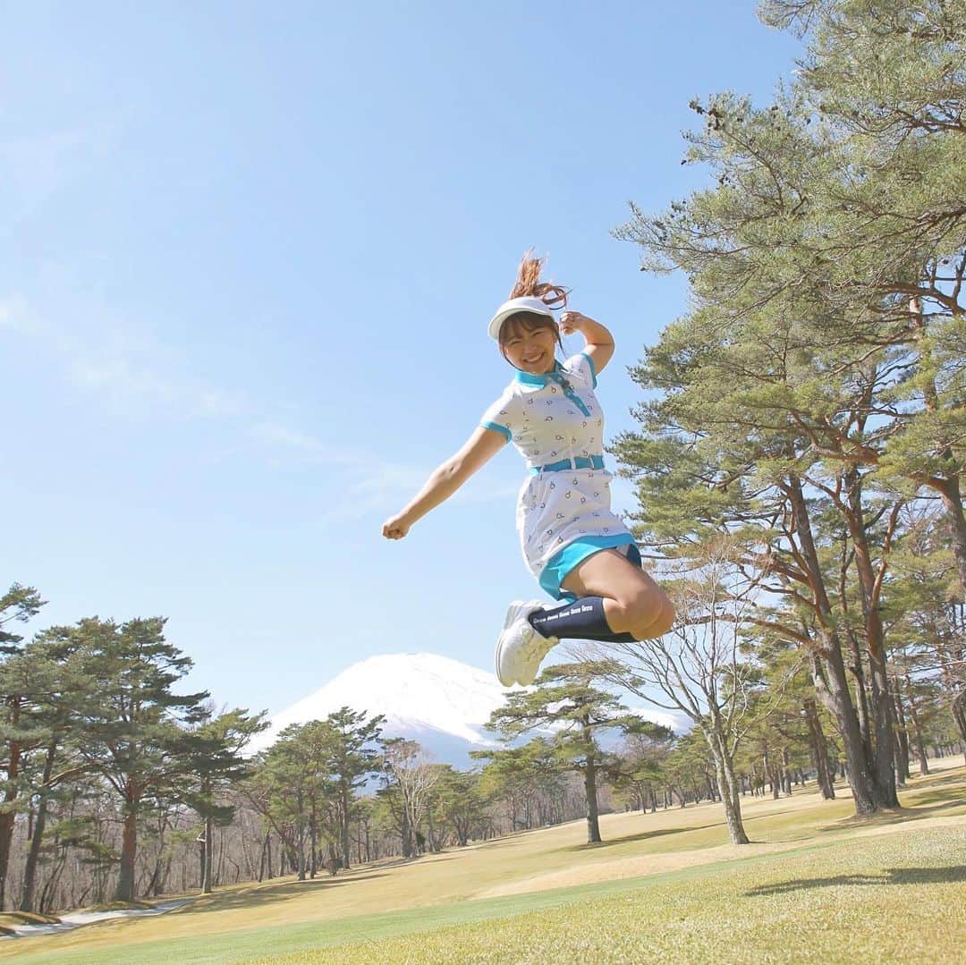 山内鈴蘭さんのインスタグラム写真 - (山内鈴蘭Instagram)「この写真めちゃすき🥺💓💓 富士山ばっくに自然いっぱいで幸せ！ ゴルフさいこうだあああああ！！！ ． ． ウェアは @gorurun_ の新作ワンピ👗 5月から発売になります💜💜 ． ． レギュラー出演中の テレビ東京【みんなでBINGOLF】 毎週木曜日 25:30〜⛳️⛳️⛳️ 是非見てくださいねーーーっ☺️ ． ． #ゴルフ #ゴルフ番組 #みんなでBINGOLF #ゴルフウェア #富士山 #ゴルフコーデ #gorurun #ゴルフ女子」4月24日 19時43分 - xxsuzuranxx
