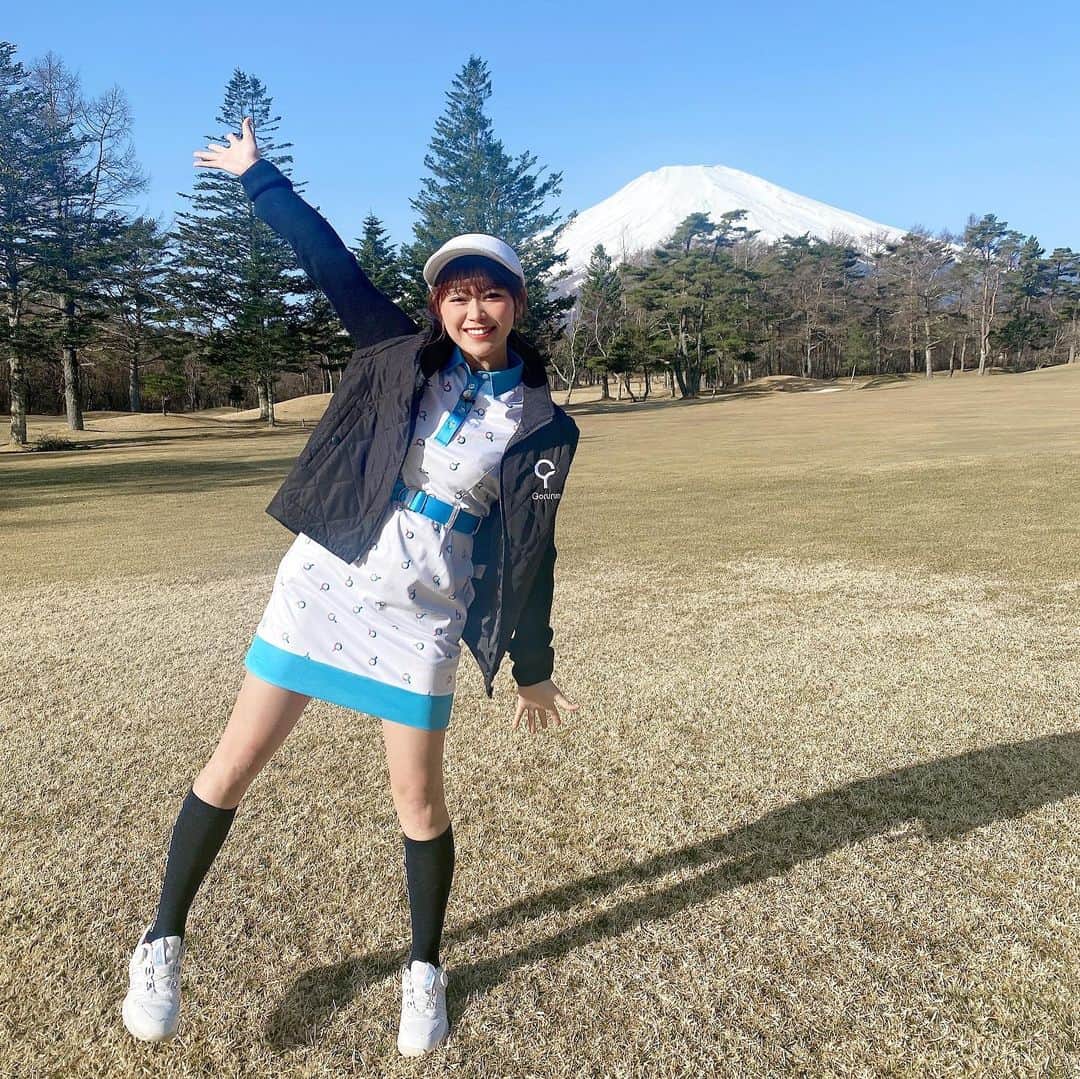 山内鈴蘭さんのインスタグラム写真 - (山内鈴蘭Instagram)「この写真めちゃすき🥺💓💓 富士山ばっくに自然いっぱいで幸せ！ ゴルフさいこうだあああああ！！！ ． ． ウェアは @gorurun_ の新作ワンピ👗 5月から発売になります💜💜 ． ． レギュラー出演中の テレビ東京【みんなでBINGOLF】 毎週木曜日 25:30〜⛳️⛳️⛳️ 是非見てくださいねーーーっ☺️ ． ． #ゴルフ #ゴルフ番組 #みんなでBINGOLF #ゴルフウェア #富士山 #ゴルフコーデ #gorurun #ゴルフ女子」4月24日 19時43分 - xxsuzuranxx