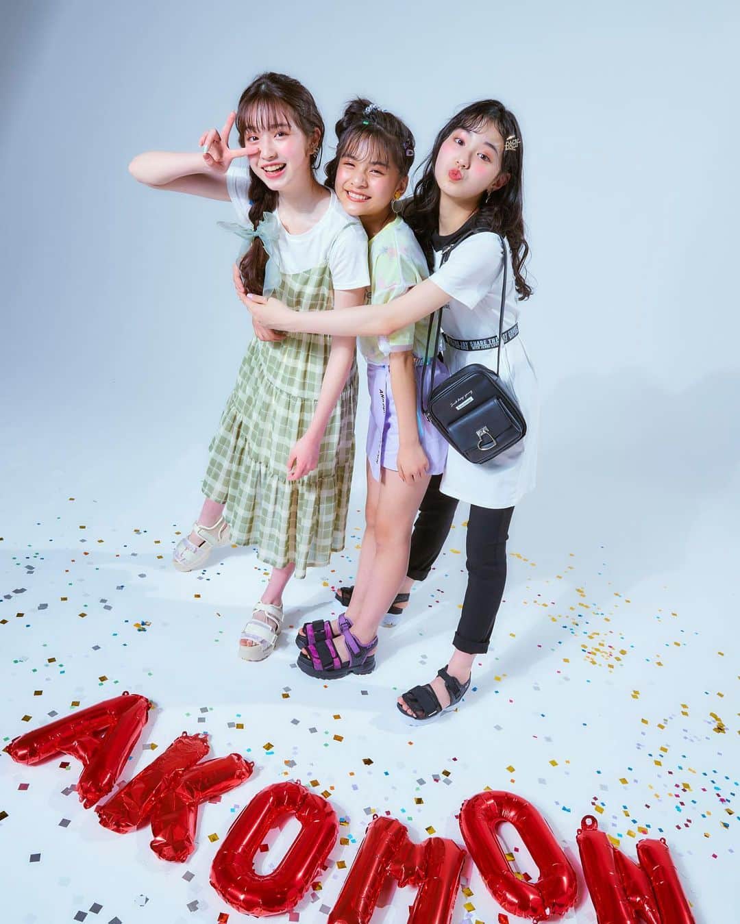 ニコ☆プチのインスタグラム：「♡♡♡ . ABC-MARTとニコ☆プチの コラボサンダルがついに発売っ🥳🥳 . おしゃれではきやすくてかわいくて、 春〜秋までずっと楽しめちゃう最っ高のサンダル💓 . アコもんの3人みたいに みんなもこのサンダルをはいて、 おしゃれをもっと楽しんじゃおう🥰 . ABC-MARTのお店やオンラインショップでゲットできるよ！ オンラインショップはこちら⏬ https://www.abc-mart.net/shop/e/emag15/  . #abcmart #ニコプチ #プチモ #葛西杏也菜 #有坂心花 #森﨑美月 #アコもんプロジェクト #スポサン #ニコプチtvコラボサンダル  @abc_mart_japan @abcmart_kids」