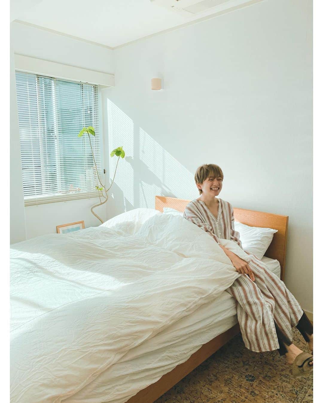 高山都さんのインスタグラム写真 - (高山都Instagram)「AM7:00の寝室のひかりが本当に美しくて、早朝撮影でよかったーと思えた瞬間。 今日はムービーの撮影。 パジャマにしてるワンピースは去年 @oblekt_jp と作ったもの。 レーヨンと麻が混じった生地は、サラサラしてて気持ちいい。」4月24日 11時21分 - miyare38