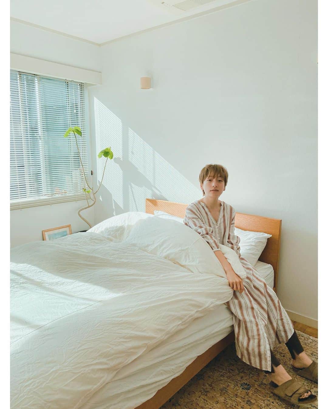 高山都さんのインスタグラム写真 - (高山都Instagram)「AM7:00の寝室のひかりが本当に美しくて、早朝撮影でよかったーと思えた瞬間。 今日はムービーの撮影。 パジャマにしてるワンピースは去年 @oblekt_jp と作ったもの。 レーヨンと麻が混じった生地は、サラサラしてて気持ちいい。」4月24日 11時21分 - miyare38