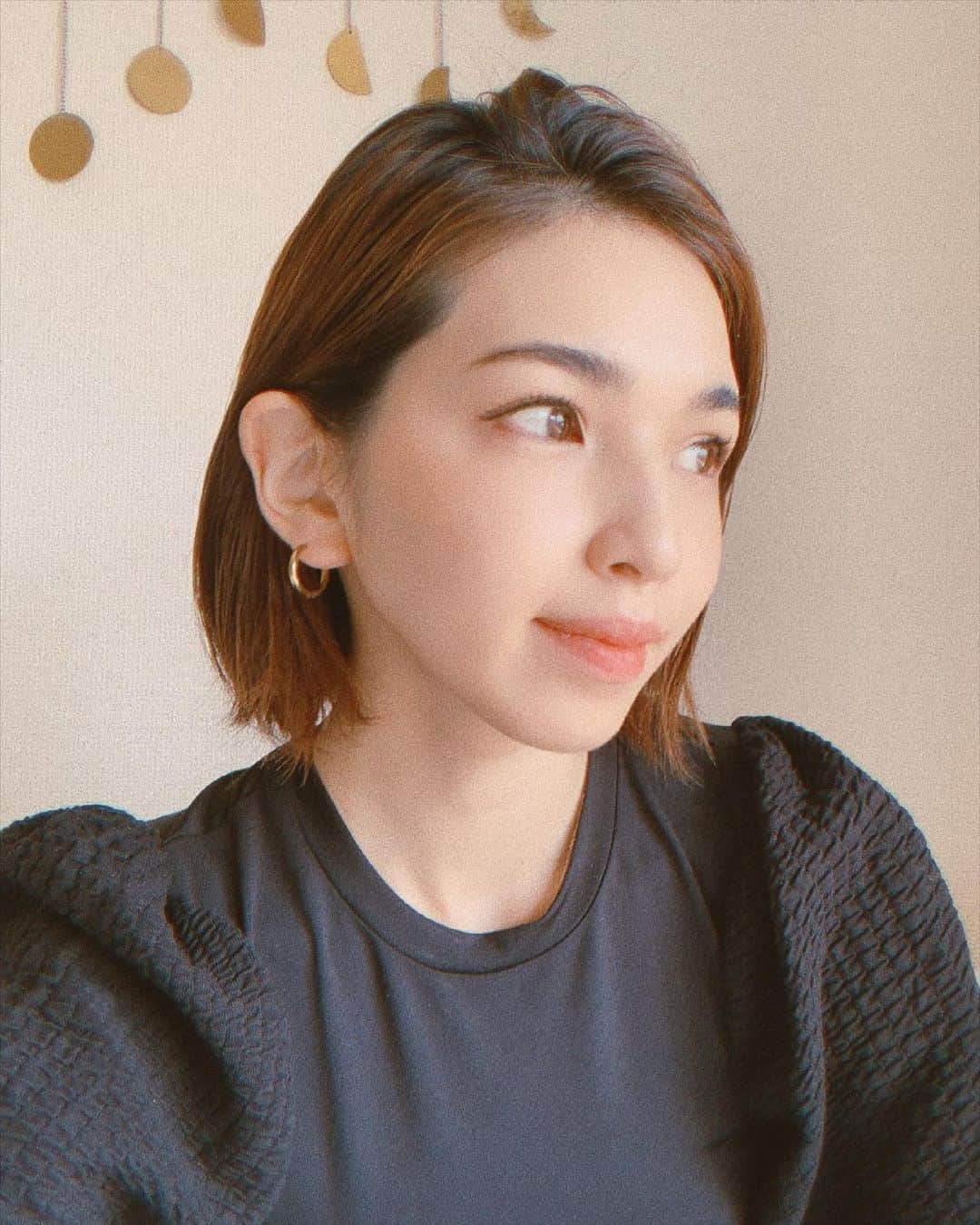 来夏のインスタグラム：「#🧚🏼‍♀️ 2回目の #ハリウッドブロウリフト @waxyyy.tokyo ♩ もう、楽さと整い具合が全然違って これなしではいられない！！✨  @sakura__julia ありがとう☺️🤎  ①ブラシで毛を立ち上げて  中央から眉尻のほうは すこしなでて流す ②仕上げに @lenalevi_japan の ウォータープルーフ リキッドペン🖋 毛を一本一本描けて とにかくナチュラルな仕上がりになる🤩 私のカラーはエボニーです🖤  夏や海にも、つよーい味方🏖👏🏽 #HBL #hollywoodbrowlift  #waxyyybrows #lenalevi」