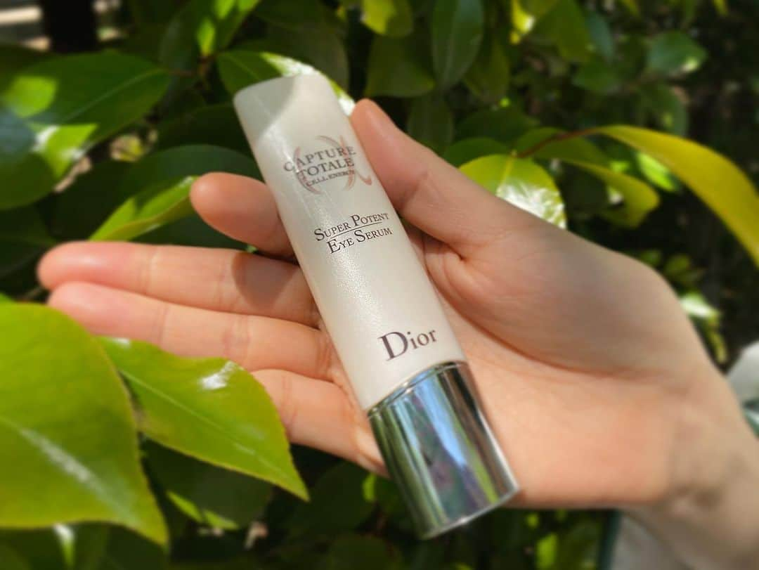 浅田舞さんのインスタグラム写真 - (浅田舞Instagram)「SUPER POTENT EYE SERUM﻿ ﻿ @diorskincare の#カプチュールトータル　﻿ シリーズから発売された目元用美容液.﻿ 92%が自然由来成分🌿なのが嬉しい!!﻿ ﻿ 目元の印象は大切です♬」4月24日 12時16分 - asadamai717