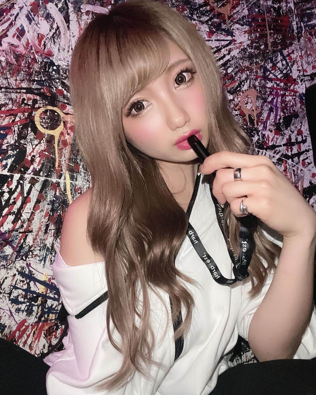 まゆぴちゅーさんのインスタグラム写真 - (まゆぴちゅーInstagram)「good mornig😎☀️  昨日更新できずすみません🥲🥲🥲 (更新したいこと溜まってる🤣)  そしてなんかこの写真キメちゃってますけど、 タバコじゃありまてん🚭！！！！！！！  今流行りの #ハーベストCBD です😈💋💓  ストラップもおしゃんじゃない？♡  CBDって、身体にとってメリットばっかなの🥺✨  睡眠の質上げたい人とか、 偏頭痛持ちの人とか、 花粉症つらいーって人とか、 お肌の調子良くしたいって人とか、 生理前のイライラ抑えたいって人とか、 もちろん禁煙、減煙したい人！  いろんな人にオススメで♡ 詳しくはアカウントにたくさん書いてあるから 見てみてね\( ˆoˆ )/🌈 → @harb_est   タバコは吸わないけどシーシャとか大好きな まゆはハマってしまった🙈ストレス軽減なるし♡ フレーバーも美味しのよ〜っ😍😍😍  んでもってこの日の服にCBDの雰囲気が めちゃ合ってた🙈♡www  @blackqueen.official のセットアップ♡  バックロゴのビックシルエットパーカーが 肩落として着るのがとってもきゃわわ♡ パンツも縦のライン入っててスタイルアップ🙈 . . . #cbd #cbdオイル #cbdoil #禁煙 #減煙 #harbest #健康志向 #ストレス軽減 #セットアップ #セットアップコーデ #パーカーコーデ  #パーカー女子 #肩出しコーデ #ストリートコーデ  #スポーティーコーデ #ファッションコーデ #ビジョビ」4月24日 12時16分 - mayu_03pichu