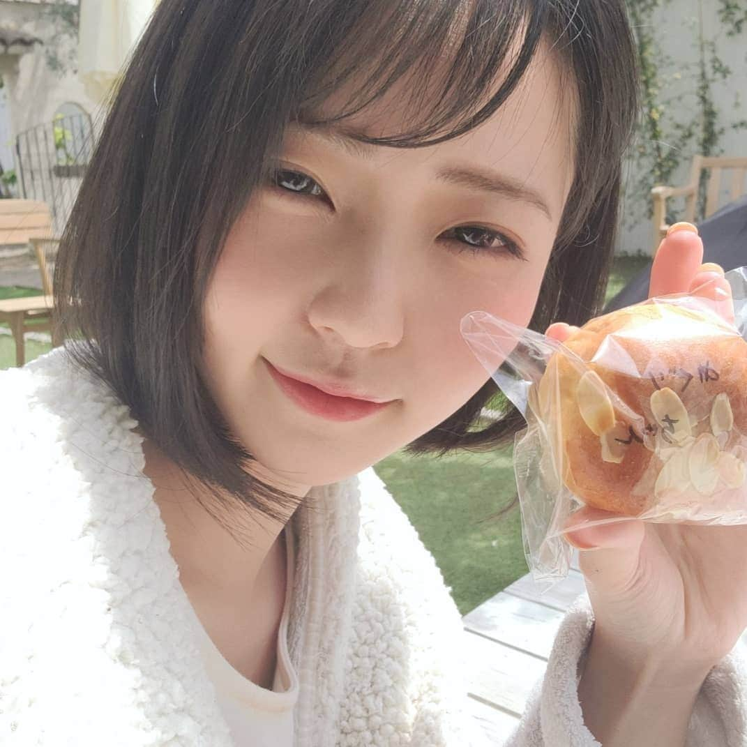 美ノ嶋めぐりさんのインスタグラム写真 - (美ノ嶋めぐりInstagram)「あんぱーんっ♪  #美ノ嶋めぐり #プレステージ #あんぱん」4月24日 12時22分 - minoshimameguri