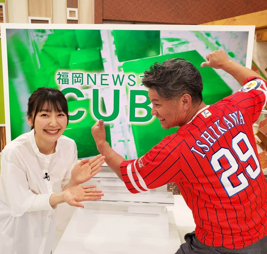 橋本真衣さんのインスタグラム写真 - (橋本真衣Instagram)「. 本日の#CUBE 今週のホークスは 快勝が続いてますね🙄✨ . . #福岡ニュースファイルCUBE#池田親興 さん#今年の鷹の祭典ユニ#鷹くレッド2021#なんとレプリカではなく#試合で石川投手が着るユニ#まさかの貸していただいてます#きれいなまま返さないと#ちかさん汚さないでね」4月24日 12時52分 - hashimotomai_tnc