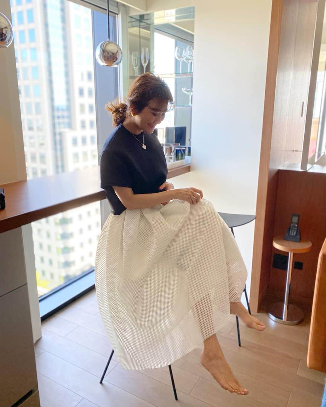Mai Wakimizuのインスタグラム：「理想のメッシュに中々出会えず途中諦めかけたけど、約1年かけて出来上がった自信作のスカート。白のスカートだけどメッシュ素材なのでカジュアルに着れるしデイリーに気負いなく使える、でも他にはない特別感ある1枚。とにかく大満足の仕上がりなんです♡同時発売のボンディングトップスとのコーデが更に可愛い＼(^o^)／このトップス、インスタライブでスタイリングをご紹介してから毎日お問合せが凄い！この組み合わせ大好き♡ #wakkinstyle#ootd#coordinate#ママコーデ tops&skirt:#linkable @linkable_official(来週29日〜予約販売予定)」