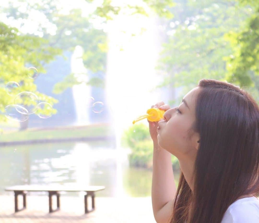 住田紗里さんのインスタグラム写真 - (住田紗里Instagram)「何年か前の初夏に、公園でシャボン玉をした時の写真。 シャボン玉を吹くと幼心に戻る気がします笑  街にも緑が増えてきましたね🌱 #週刊ニュースリーダー で天気を担当して2年半、もっと四季に敏感になりたいと思う日々です  #もうすぐ #新緑の季節 #4月もそろそろおわり #しゃぼん玉#公園#何年か前#緑#四季#季節#seasons」4月24日 20時17分 - sarisumita_ex