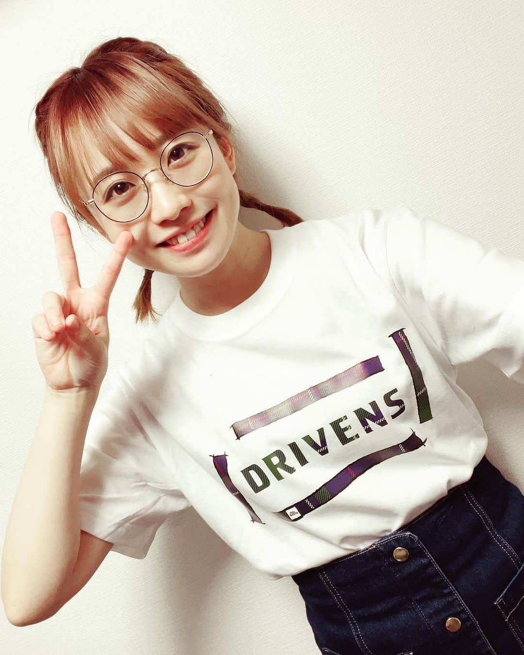 丸山奏子のインスタグラム：「ドリブンズTシャツ4パターン着てみました。 わたしはSサイズを着てまして、カラーはホワイトとネイビーがあります。  デニムにシャツインして着るのが個人的には好きです☺️」