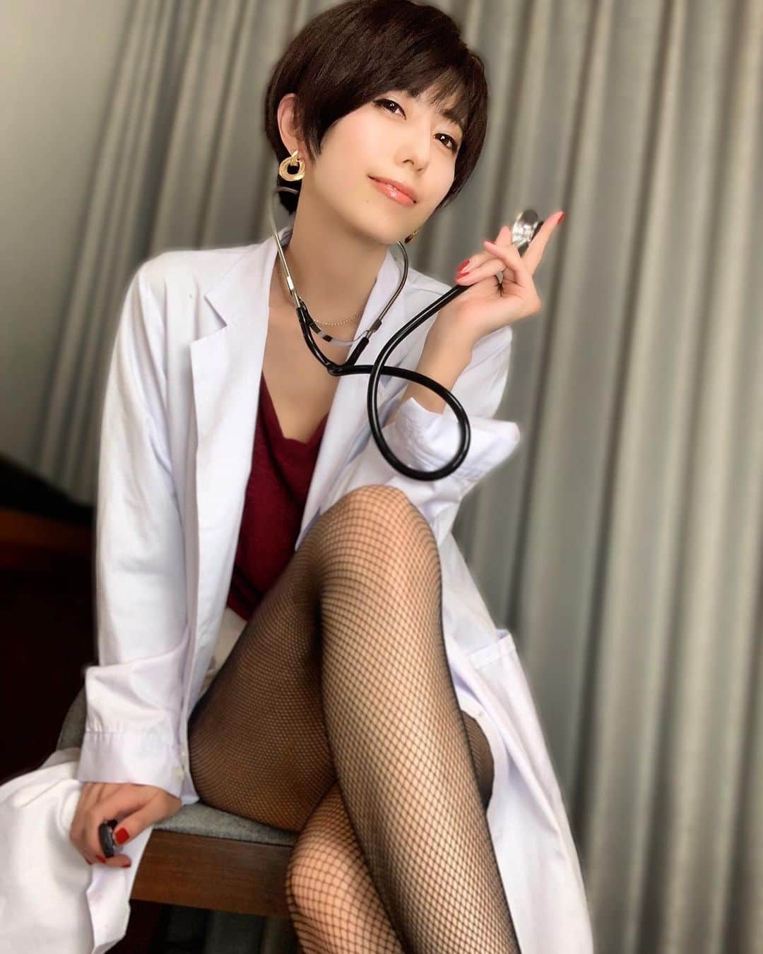 乃亜のインスタグラム：「❤︎ ・ ・ ・  #portrait #shotting #Japanesegir #selfie #followme  #インスタグラビア #グラビア #着衣グラビア #コスプレ #女医 #白衣 #網タイツ #脚フェチ #ショートヘア  #セクシーショット  #被写体 #AV女優 #セクシー女優 #痴女優 #痴女 #乃亜」