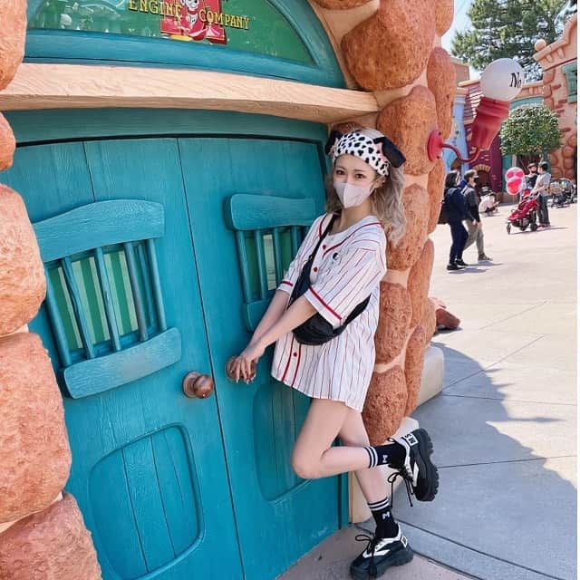 櫻井綾奈さんのインスタグラム写真 - (櫻井綾奈Instagram)「. Đⅈsℕⅇy 🏰🐭🌼💕 . 今月の月イチdateはディズニー👭笑 . ランドは約5年振り(´･×･`)w 久々にシラフでちゃんと遊ぶの めちゃくちゃ楽しかった♡♡ . . チケット制で制限されてるからか アトラクションも全く並ばず 乗り放題で最高すぎた🥲🥲🥲 乗りたいの全部乗れた🤟🏽💓 . 天気も良くて半袖で丁度いい〜！ 野球のユニフォーム風の服可愛い🤍 . . 本日も出勤です！21時(˙ᵕ​˙ ) . . . #池袋 #ikebukuro #キャバ #キャバクラ #キャバ嬢 #池袋シーサイド #プリンスグループ #キャバ嬢の休日 #disney #ディズニーコーデ #Disneyland #ディズニー写真部 #twins #双子コーデディズニー #disneygram #ベースボールシャツ #ヘアバンド #夢の国 #見たらグイ #TikTok #👭 #🏰 #🐭 #⚾️ #💓 #🤌🏽 #instagood #instalike #like4like #l4l」4月24日 15時01分 - mayapan0511