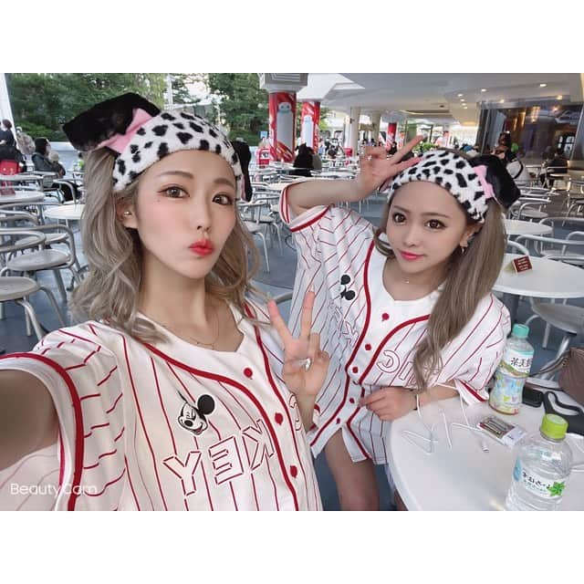 櫻井綾奈のインスタグラム：「. Đⅈsℕⅇy 🏰🐭🌼💕 . 今月の月イチdateはディズニー👭笑 . ランドは約5年振り(´･×･`)w 久々にシラフでちゃんと遊ぶの めちゃくちゃ楽しかった♡♡ . . チケット制で制限されてるからか アトラクションも全く並ばず 乗り放題で最高すぎた🥲🥲🥲 乗りたいの全部乗れた🤟🏽💓 . 天気も良くて半袖で丁度いい〜！ 野球のユニフォーム風の服可愛い🤍 . . 本日も出勤です！21時(˙ᵕ​˙ ) . . . #池袋 #ikebukuro #キャバ #キャバクラ #キャバ嬢 #池袋シーサイド #プリンスグループ #キャバ嬢の休日 #disney #ディズニーコーデ #Disneyland #ディズニー写真部 #twins #双子コーデディズニー #disneygram #ベースボールシャツ #ヘアバンド #夢の国 #見たらグイ #TikTok #👭 #🏰 #🐭 #⚾️ #💓 #🤌🏽 #instagood #instalike #like4like #l4l」