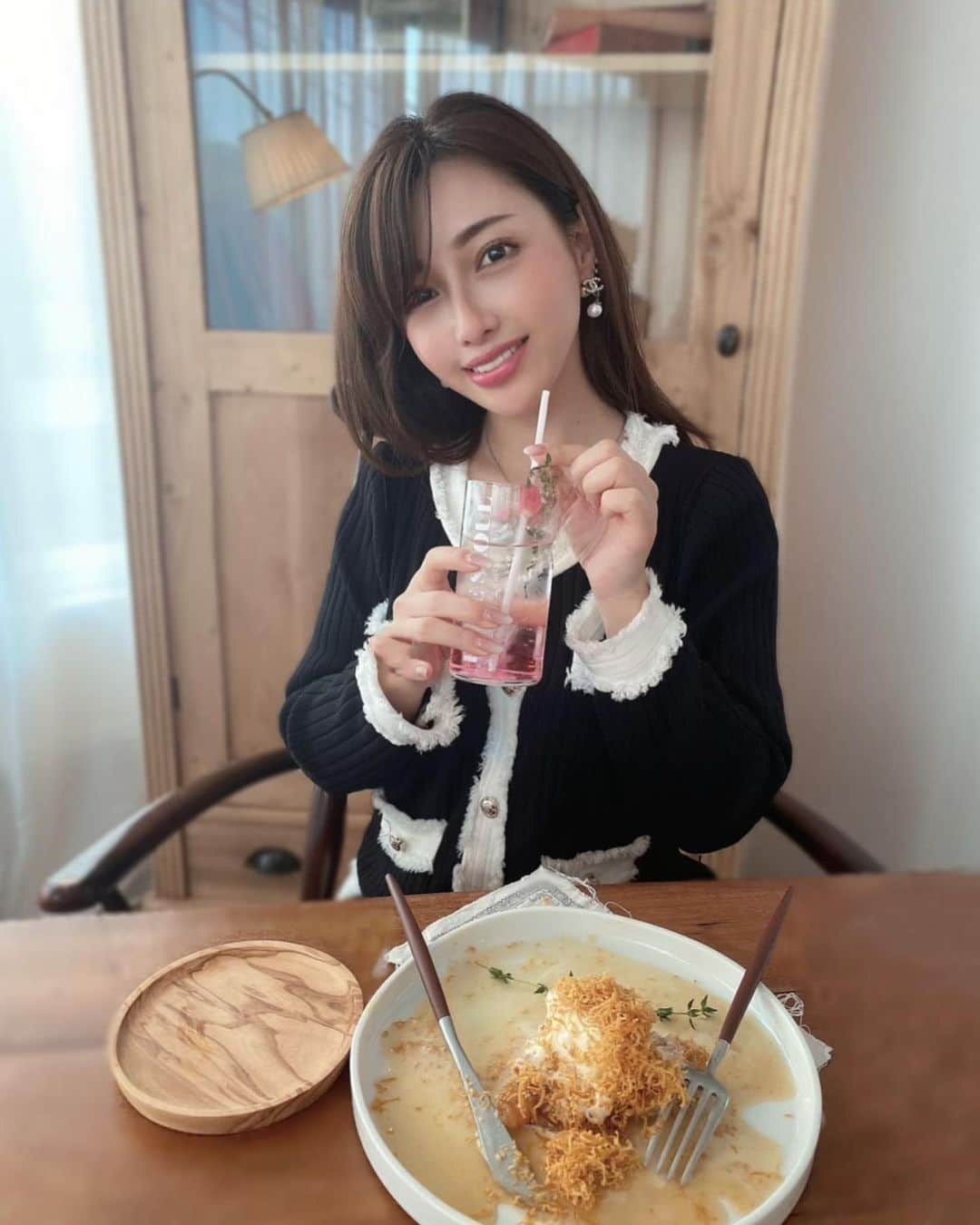 のインスタグラム：「アンティーク家具を使った 招待制韓国カフェ🫖☕️🍰 キャラメルチーズ ひたすら削ってくれはるから 『ストップ制ですか？』 って聞いてしまった🤭🤫 上のノンカロンも行ってきた✨ #ノンカロン #ティラミス #クロッフル #クロッフルキャラメルチーズ」