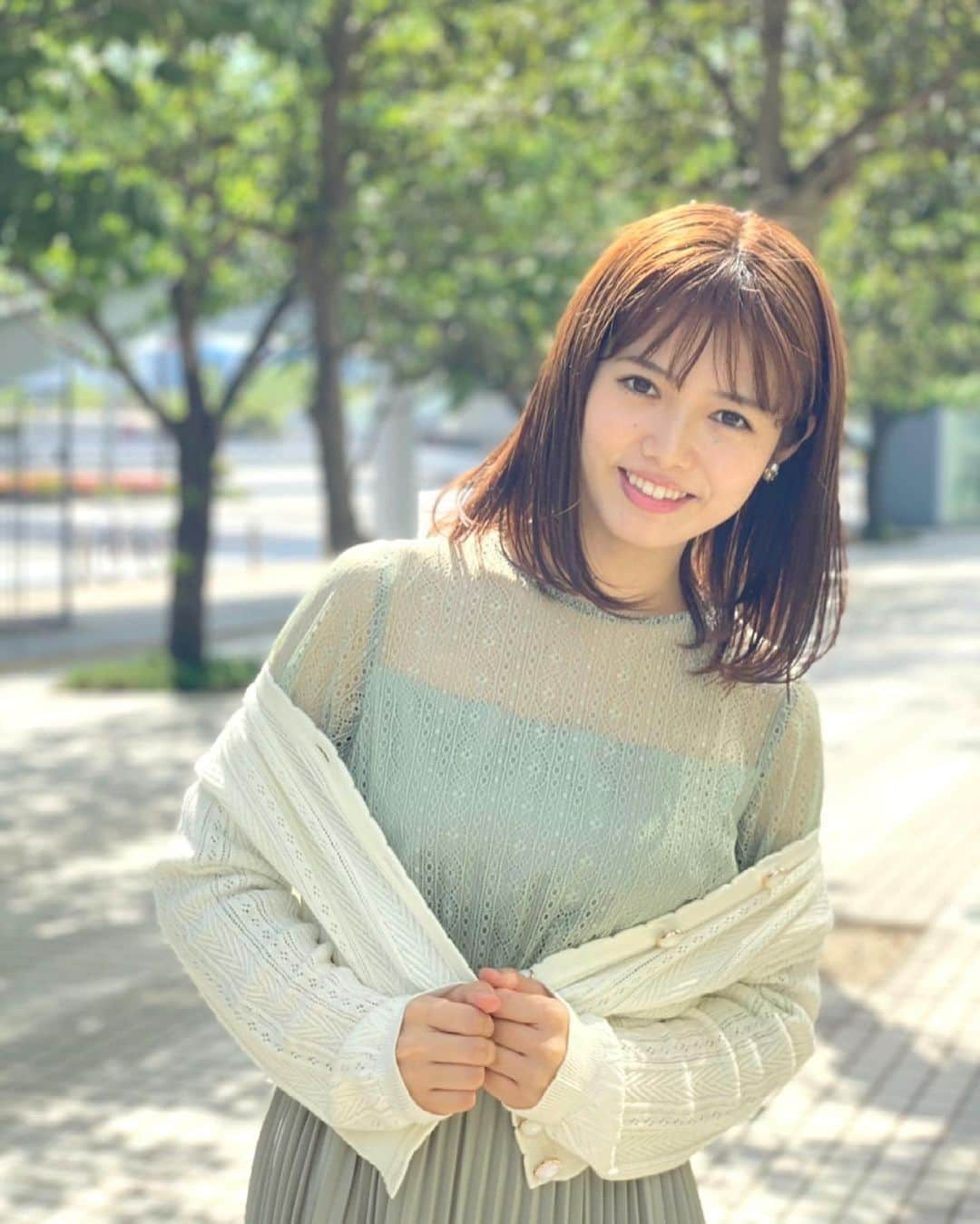 谷尻萌さんのインスタグラム写真 - (谷尻萌Instagram)「こんにちは😚♥️ 土曜日いかがお過ごしでしょうか🏠 私は帰宅してからちょっぴり寝てたわ〜💤 今日も引き続き乾燥注意報が出ているので火の元お気をつけ下さい🙌  今週は夏みたいな日もありましたね！☀️💦 そうなんやけど今週末は、北から寒気が南下して北海道では今夜から明日にかけて雪が積もるかもしれません☃️お車の運転などお気をつけ下さい🚗💁‍♀️  それに明日は関東も不安定なので雷雨などお天気の急変に注意してな🙋‍♀️  ほな後でインスタライブするのでお話し〜ましょ〜😍  #めざましどようび　#お天気キャスター　 #セントフォース　#アナウンサー #谷尻萌　#春ワンピース　#白カーディガン #ストレートヘア　#毛先内巻き　#イヤリング」4月24日 15時37分 - tanijiri_moe