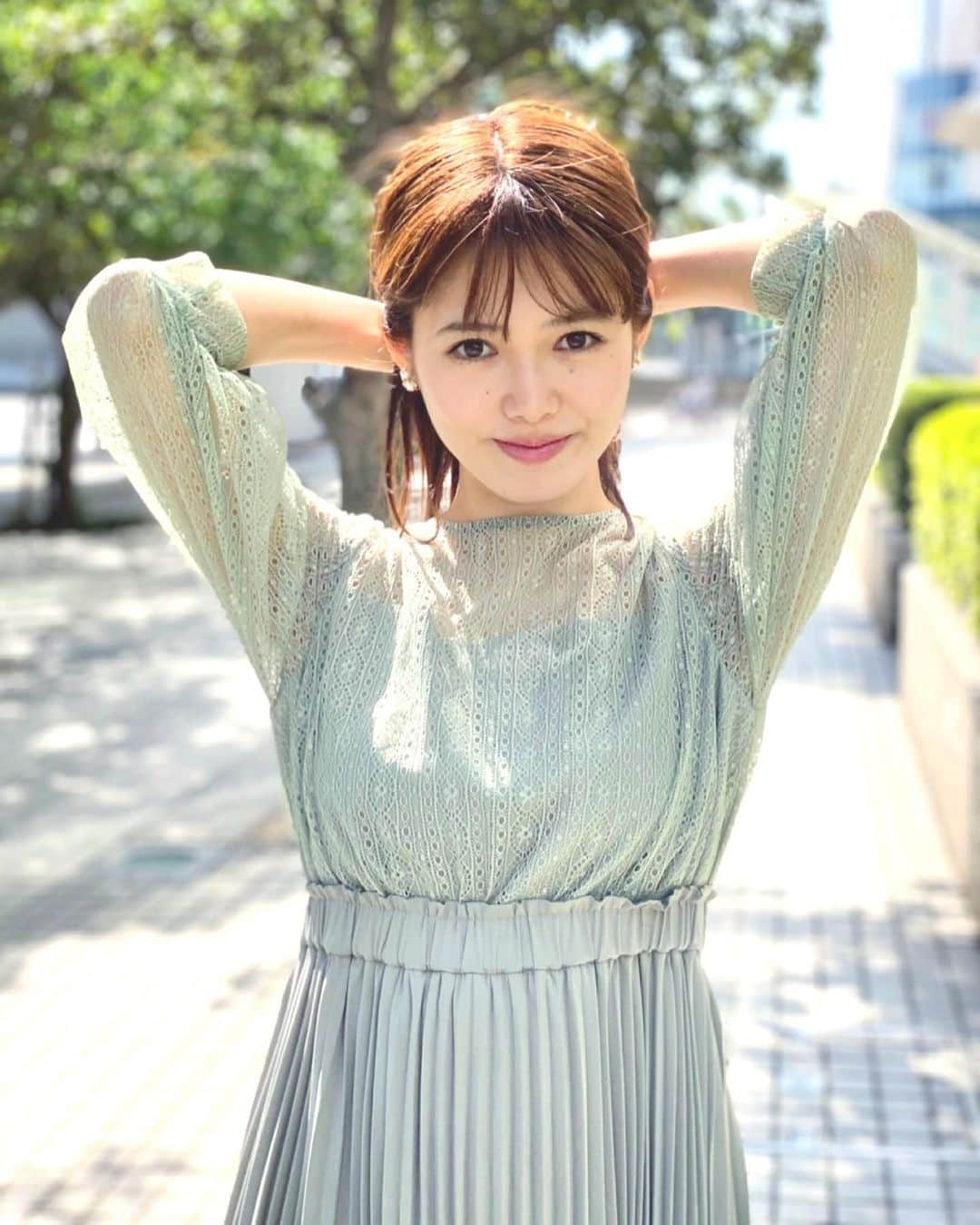 谷尻萌さんのインスタグラム写真 - (谷尻萌Instagram)「こんにちは😚♥️ 土曜日いかがお過ごしでしょうか🏠 私は帰宅してからちょっぴり寝てたわ〜💤 今日も引き続き乾燥注意報が出ているので火の元お気をつけ下さい🙌  今週は夏みたいな日もありましたね！☀️💦 そうなんやけど今週末は、北から寒気が南下して北海道では今夜から明日にかけて雪が積もるかもしれません☃️お車の運転などお気をつけ下さい🚗💁‍♀️  それに明日は関東も不安定なので雷雨などお天気の急変に注意してな🙋‍♀️  ほな後でインスタライブするのでお話し〜ましょ〜😍  #めざましどようび　#お天気キャスター　 #セントフォース　#アナウンサー #谷尻萌　#春ワンピース　#白カーディガン #ストレートヘア　#毛先内巻き　#イヤリング」4月24日 15時37分 - tanijiri_moe