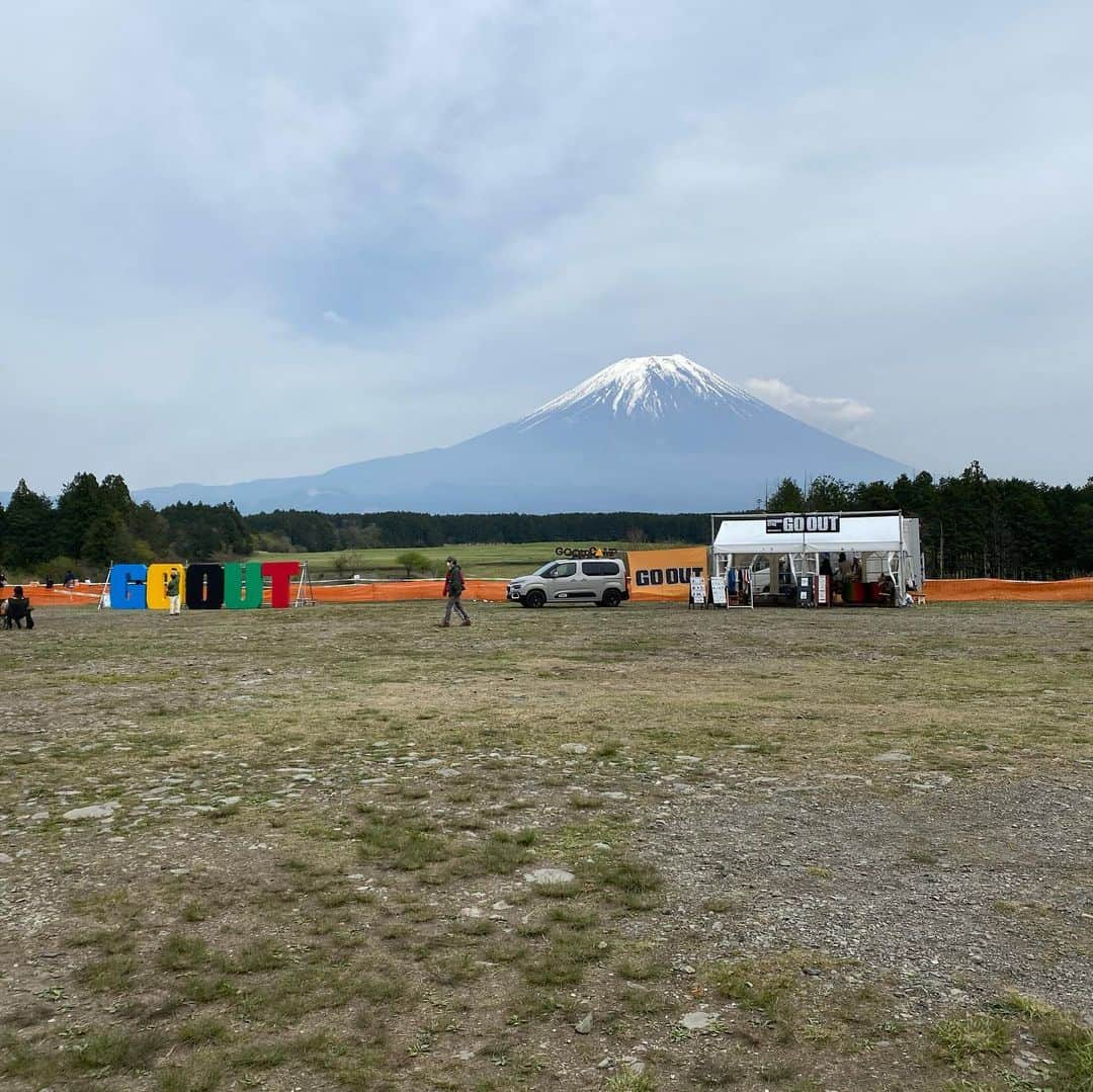 工藤舞のインスタグラム：「GO OUTキャンプでジビエプロジェクトに参加して、猪肉のキーマカレーとウインナー売ってます🥰  2枚目のは鹿肉のホットサンド😚 お隣のブースの食べました🥰  鹿のサンバイザーつけて販売しとりますww  最近流行りのジビエ🎶 もっと世の中に広めたいな( ´ ꒳ ` )ﾉ  #GOOUTキャンプ#ジビエ#ジビエプロジェクト#ジビエ屋台#ジビエ肉#カレー#キャンプ#キャンプ好き#静岡#富士宮」