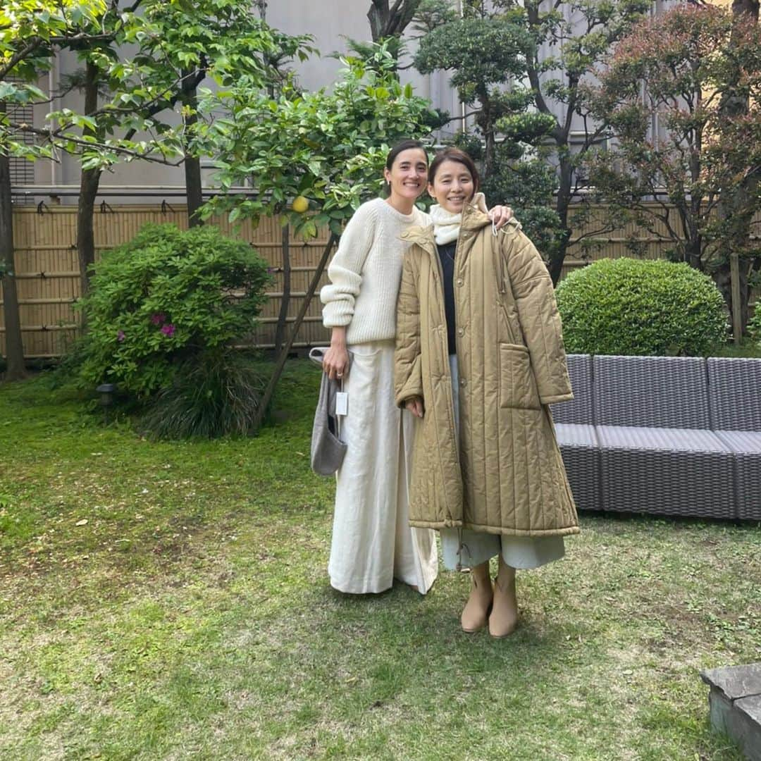 石田ゆり子さんのインスタグラム写真 - (石田ゆり子Instagram)「きのう、ほんとに 20年以上ぶりに会った 紗英ちゃんは 出会った時のまんまの 透明感と健やかさを備えていて私は感動すら覚えました。 素敵な大人の女性になった彼女に会って、わたしはなんだかとっても幸せでした。 アーキの今年の秋冬の服たちを取っ替え引っ替えきては、 ジブリ感！と盛り上がる私たちです。 😊👏🏻😊」4月24日 16時05分 - yuriyuri1003