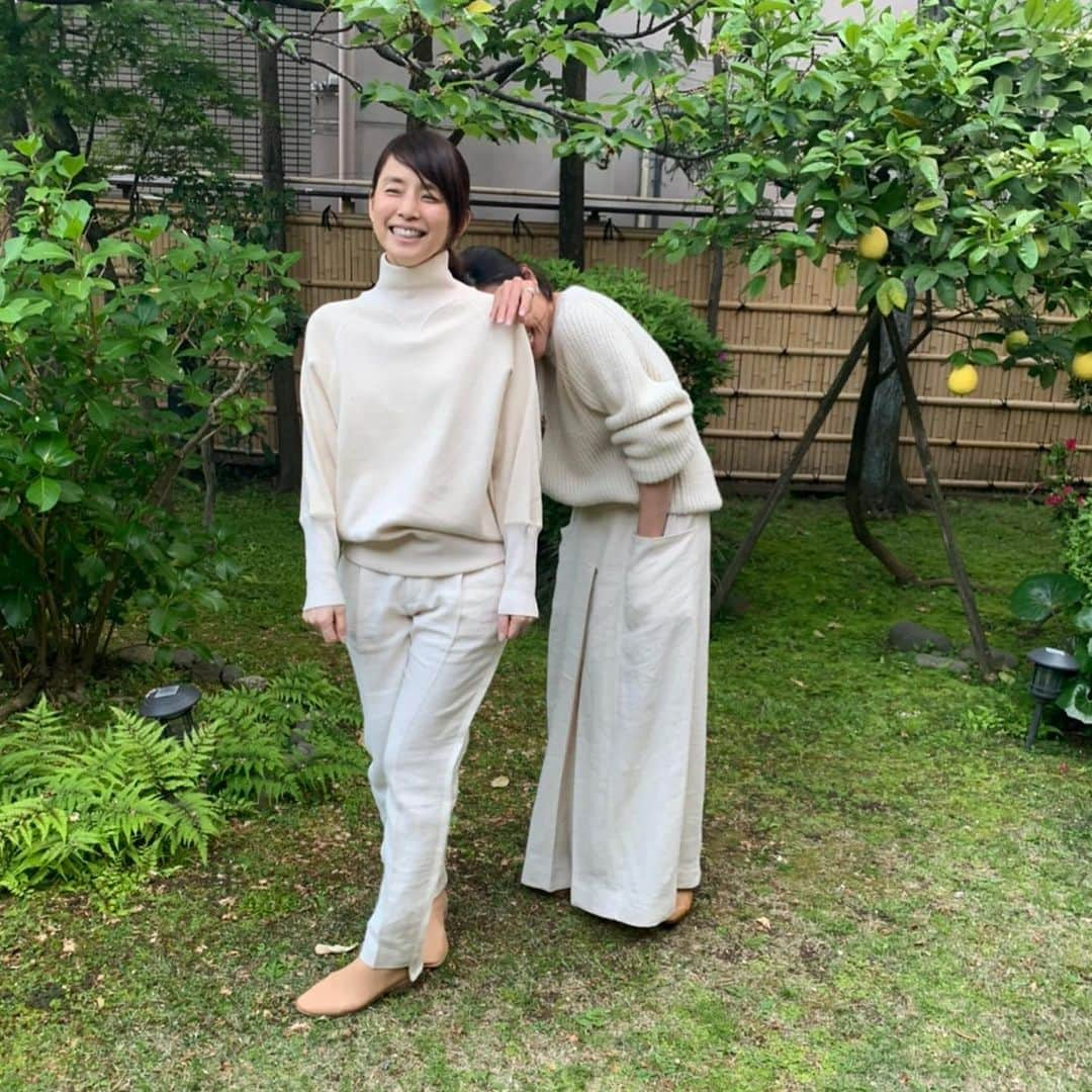 石田ゆり子さんのインスタグラム写真 - (石田ゆり子Instagram)「きのう、ほんとに 20年以上ぶりに会った 紗英ちゃんは 出会った時のまんまの 透明感と健やかさを備えていて私は感動すら覚えました。 素敵な大人の女性になった彼女に会って、わたしはなんだかとっても幸せでした。 アーキの今年の秋冬の服たちを取っ替え引っ替えきては、 ジブリ感！と盛り上がる私たちです。 😊👏🏻😊」4月24日 16時05分 - yuriyuri1003