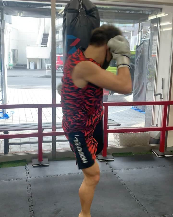 田丸辰のインスタグラム：「. 30秒ラッシュ🥊🥊🥊 土曜日の最後のラッシュはめっちゃきついけど、 これが終わったら休みだって思って出し切る笑  #キックボクシング #格闘技 #TRYHARDGYM #田丸辰 #サンドバッグ #練習 #週末 #追い込み」