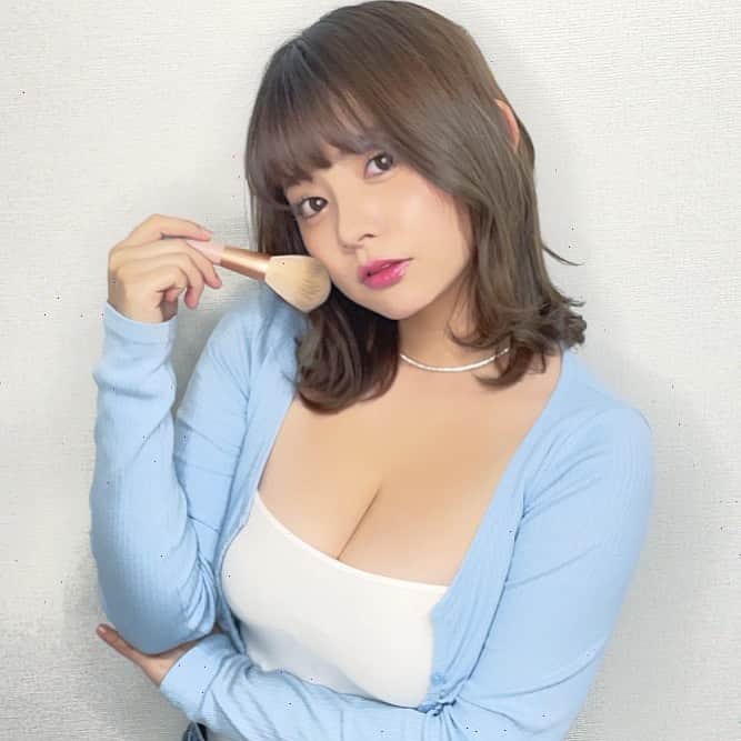 成重優梨のインスタグラム：「FINAL CUTで画像保存したら謎の点々発生しまくる😢これなに？？😢」