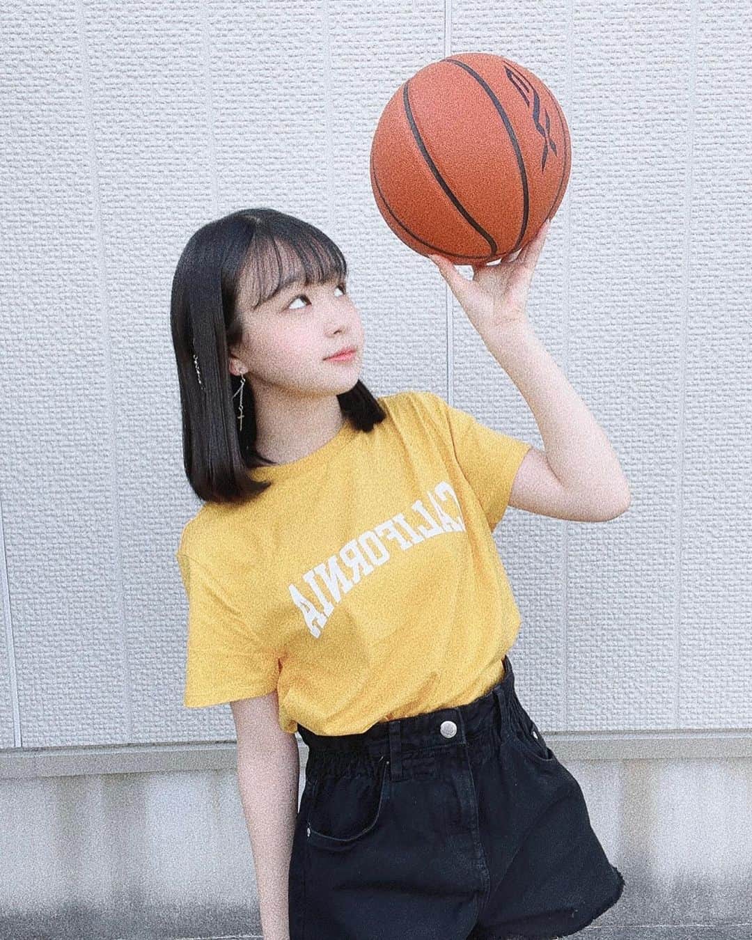 Hinataさんのインスタグラム写真 - (HinataInstagram)「. . バスケしたぁ〜い🏀🏀 . . #運動不足解消 #と思ったら #空気入ってなかった」4月24日 17時01分 - hinachosugram