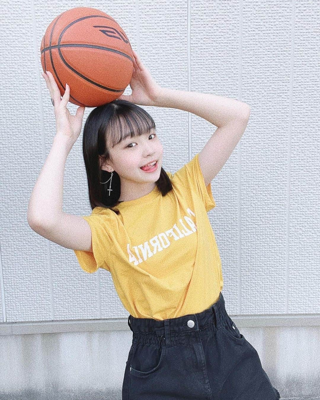 Hinataさんのインスタグラム写真 - (HinataInstagram)「. . バスケしたぁ〜い🏀🏀 . . #運動不足解消 #と思ったら #空気入ってなかった」4月24日 17時01分 - hinachosugram