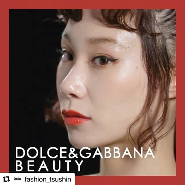 資生堂 のインスタグラム：「. @fashion_tsushin 「Beauty Moment」  Model: @mademoiselle_yulia  Hair&Makeup: @kenjitoyota  @kenjitoyota_hair_makeup (豊田 健治)  for ドルチェ＆ガッバーナ ビューティ @dgbeauty_4meee   #Repost @fashion_tsushin  ・・・ 【Beauty Moment】   ヘアメイクの力で新たな美が誕生する瞬間を伝えるコーナー、 「Beauty Moment」。   今回は、すべての女性の中にあるQUEENな魅力を呼び覚まし、 艶やかに開花させるイタリア発、 唯一無二のメイクアップブランド 「ドルチェ&ガッバーナ ビューティ」を特集。   モデルを務めるのは番組アンバサダーとしてもお馴染みの マドモアゼル・ユリア。   資生堂トップヘアメイクアップアーティストの豊田健治が、 艶感と陽気さを感じるメイクアップを提案する。   ※こちらは新型コロナウイルス対策をしながら撮影しました。   💄MAKEUP LESSON ● 肌 プライマーを適量とり、 肌全体に伸ばし馴染ませる。   パフ面積の半分を目安に ファンデーションをとり、 顔の中心から外側に伸ばしていく。   ● 目もと ゴールドのアイシャドウをアイホール全体と下まぶたの際にのせ ブラウンを二重の幅を目安にのせる。   リキッドのアイライナーで ブランドを象徴するキャットラインを描く。   最後にマスカラを 上下にたっぷりつける。   ● 口もと リキッドルージュをたっぷりと 唇の中央から広げる。       【使用商品】 ● 肌 DOLCE&GABBANA BEAUTY シークレットヴェール ハイドレーティング ラディアントプライマー SPF30 https://www.dolcegabbanabeauty.com/ja/makeup/face-products/secret-veil-hydrating-radiant-primer/   DOLCE&GABBANA BEAUTY プレシャスキン  パーフェクトフィニッシュ  クッションファンデーション  120 SPF30 https://www.dolcegabbanabeauty.com/ja/makeup/face-products/preciouskin-perfect-finish-cushion-foundation/       ● 目もと DOLCE&GABBANA BEAUTY フェリンアイズ  インテンスアイシャドウ クアッド ４ https://www.dolcegabbanabeauty.com/ja/makeup/eyes-products/felineyes-intense-eyeshadow-quad/   DOLCE&GABBANA BEAUTY フェリンアイズ アイライナー スティロ https://www.dolcegabbanabeauty.com/ja/makeup/eyes-products/felineyes-eyeliner-stylo/   DOLCE&GABBANA BEAUTY パッションアイズ  インテンスボリュームマスカラ 1 https://www.dolcegabbanabeauty.com/ja/makeup/eyes-products/passioneyes-intense-volume-mascara/       ● ⼝もと DOLCE&GABBANA BEAUTY シャイニッシモ  ハイシャインリップラッカー  600 マリーゴールド Heart Power https://www.dolcegabbanabeauty.com/ja/makeup/lips-products/shinissimo/       【ファッション通信】 BSテレビ東京にて毎週土曜夜11時放送中 Instagram：https://www.instagram.com/fashion_tsushin/ Facebook：https://www.facebook.com/fashiontsushin/ Twitter：https://twitter.com/fashion_tsushin ぜひフォローをお願いします！」